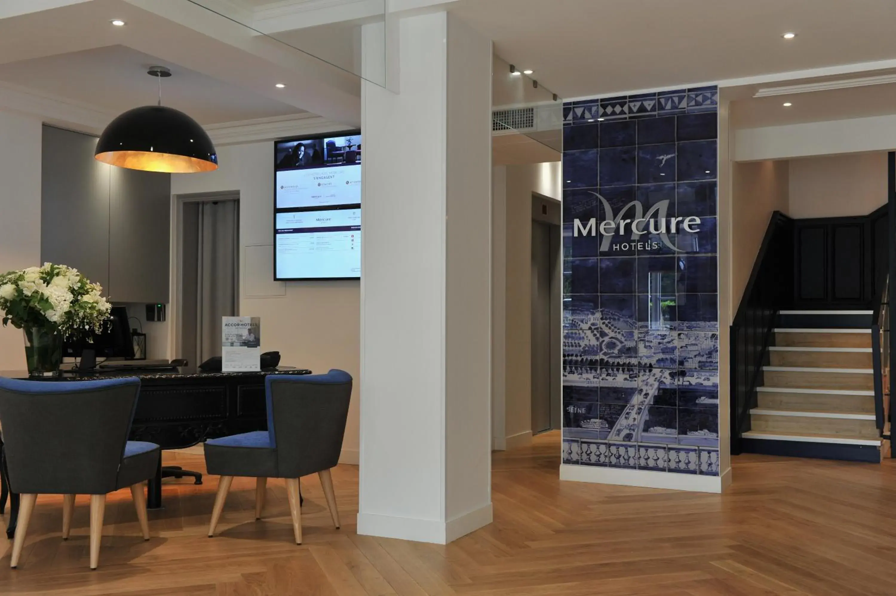 Lobby or reception in Mercure Paris Saint Cloud Hippodrome