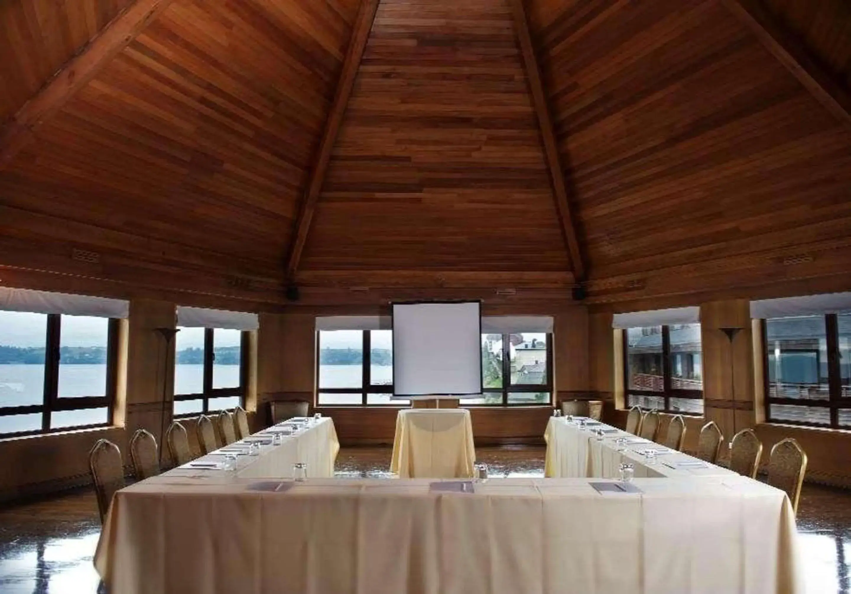 Meeting/conference room in Radisson Hotel Puerto Varas