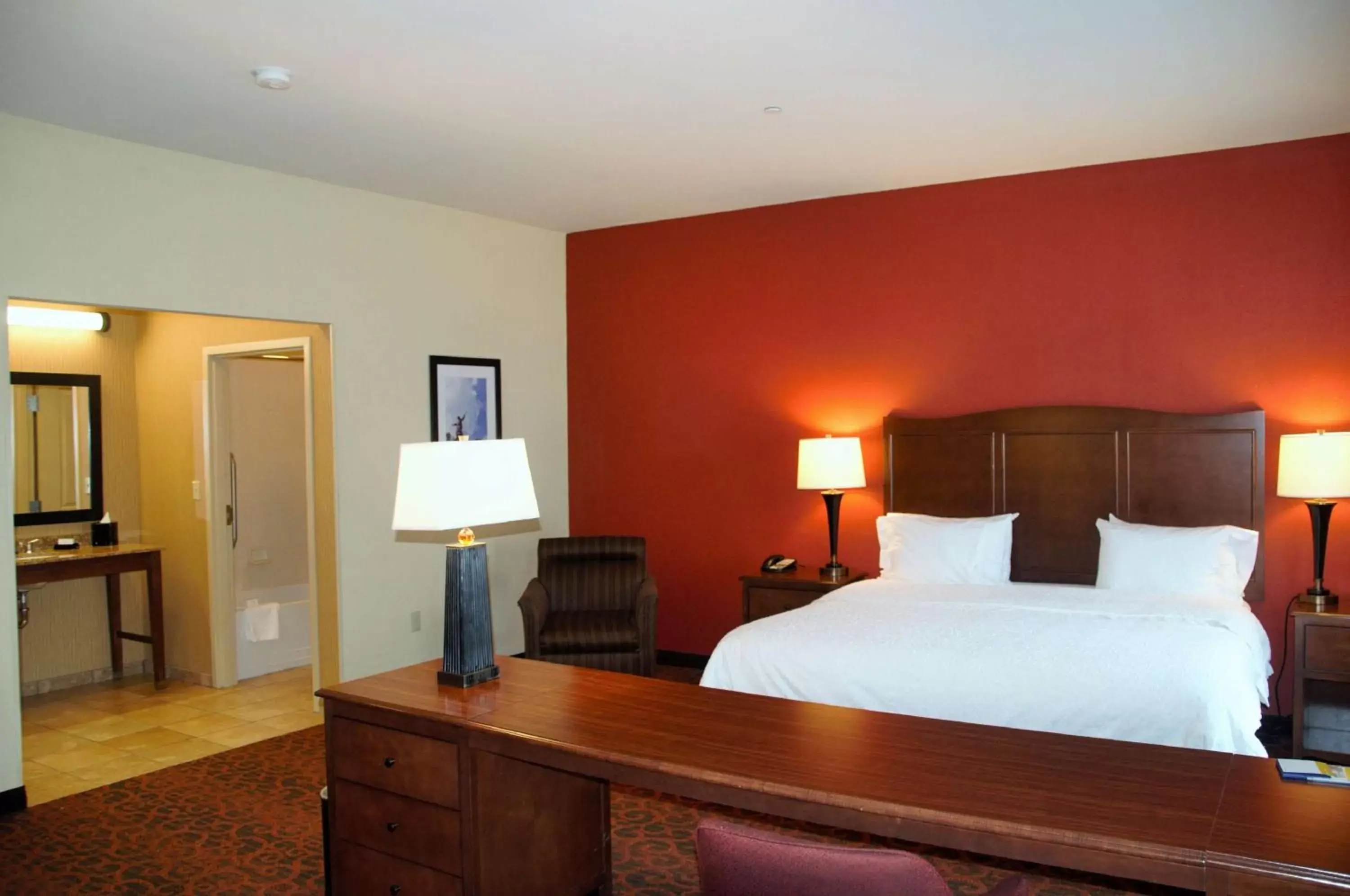Bedroom, Bed in Hampton Inn & Suites Cincinnati / Uptown - University Area Bedroom, Bed in Hampton Inn & Suites Cincinnati / Uptown - University Area