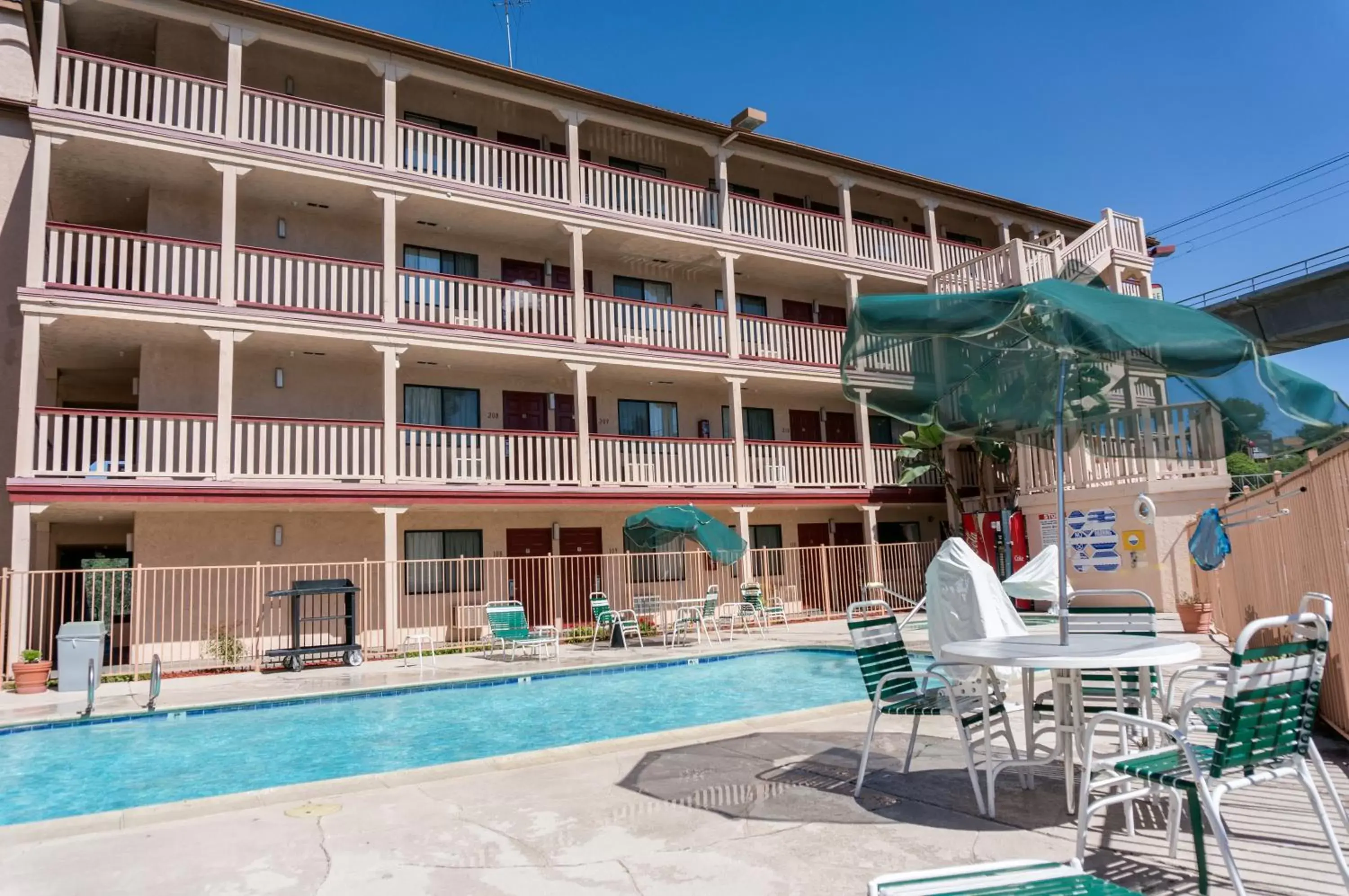 Facade/entrance, Property Building in Heritage Inn La Mesa