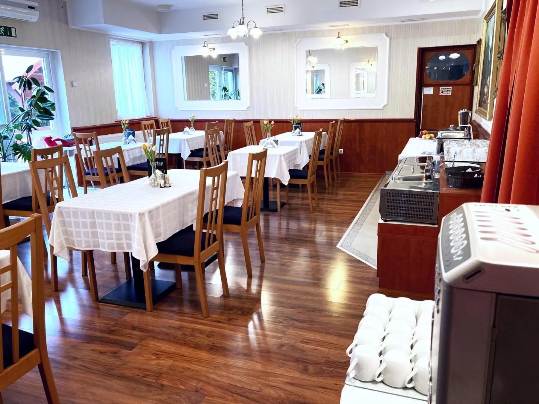 Restaurant/places to eat in Liza Aqua & Conference Hotel