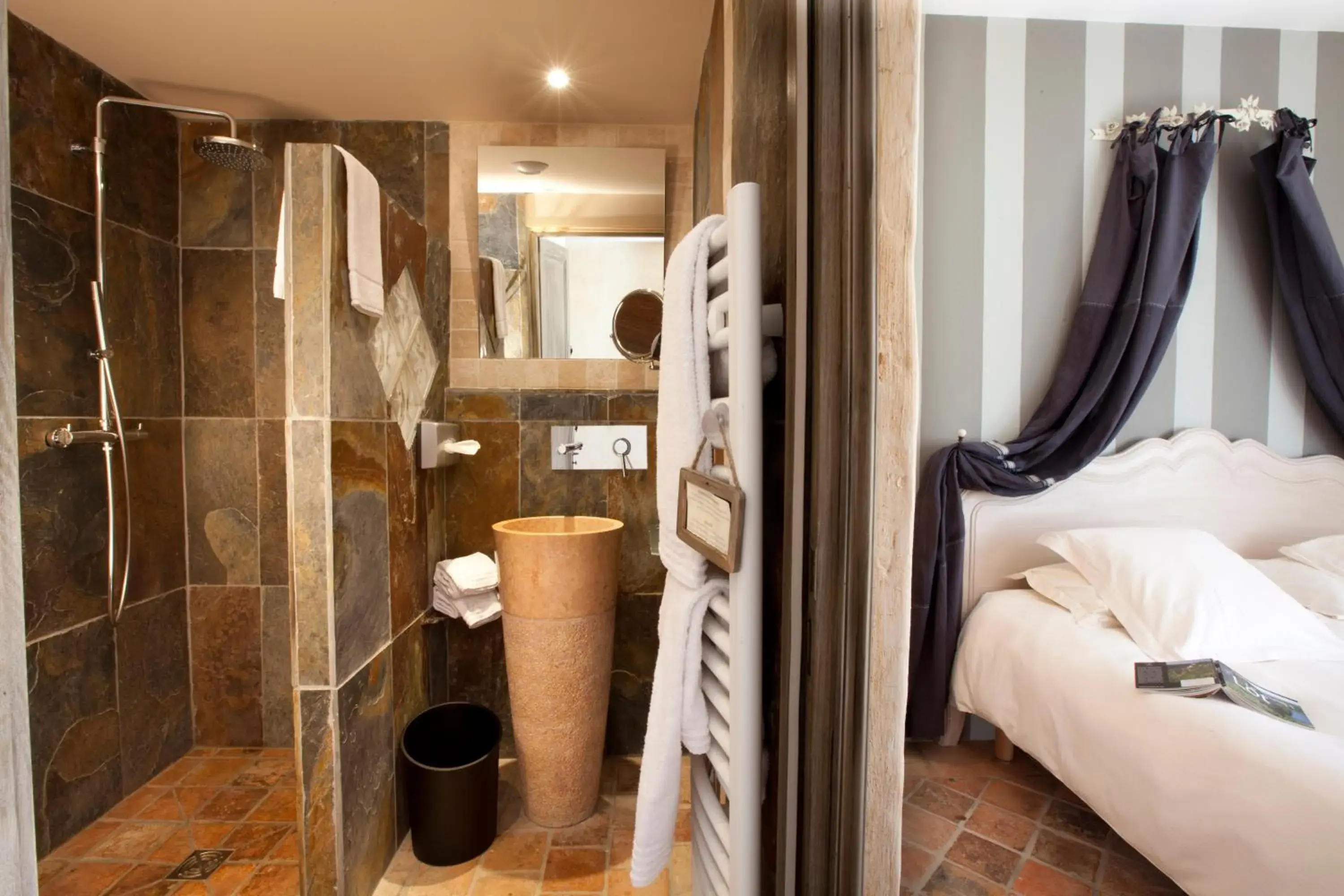 Photo of the whole room, Bathroom in Hôtel-Spa Le Saint Cirq