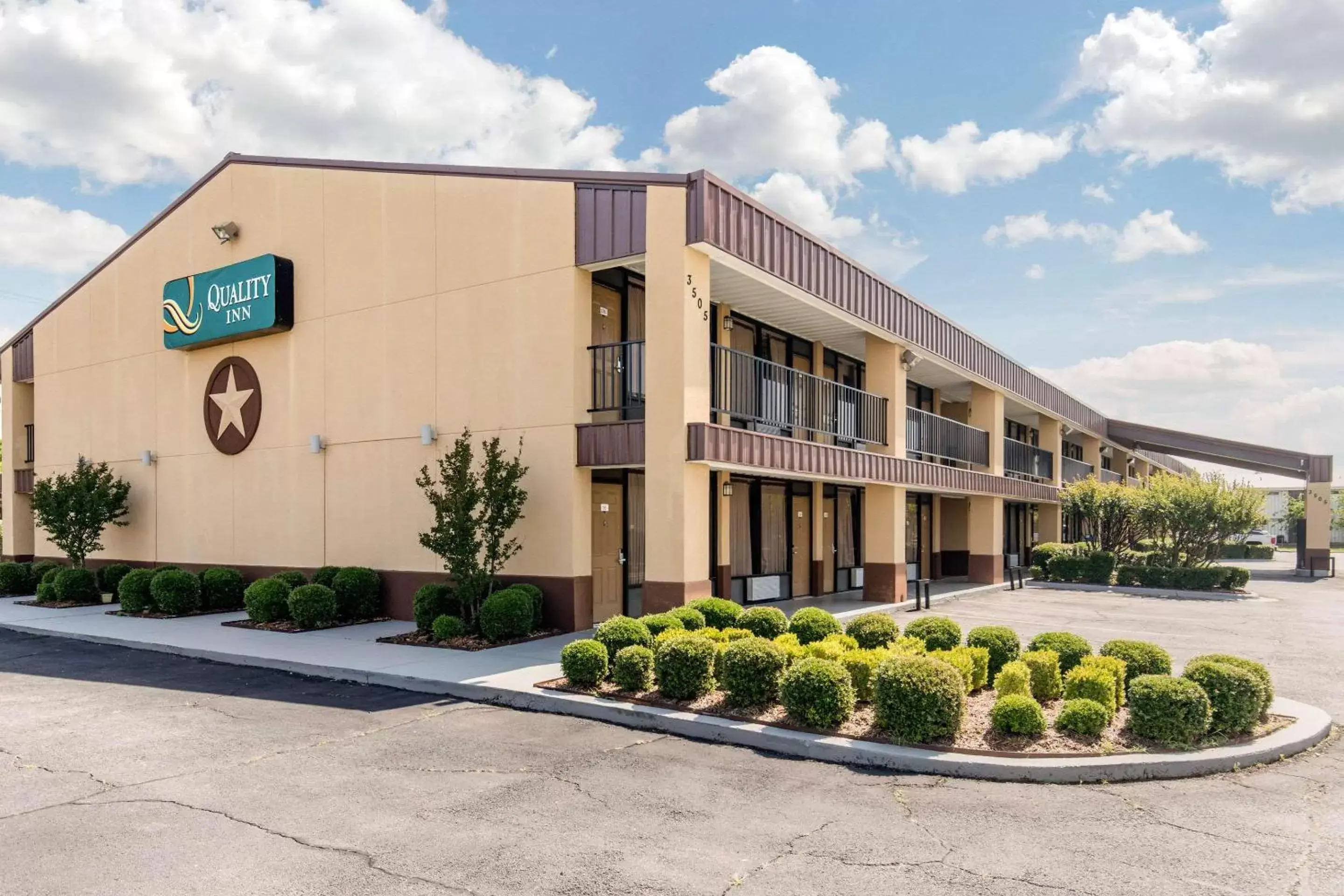 Property Building in Quality Inn Paris Texas