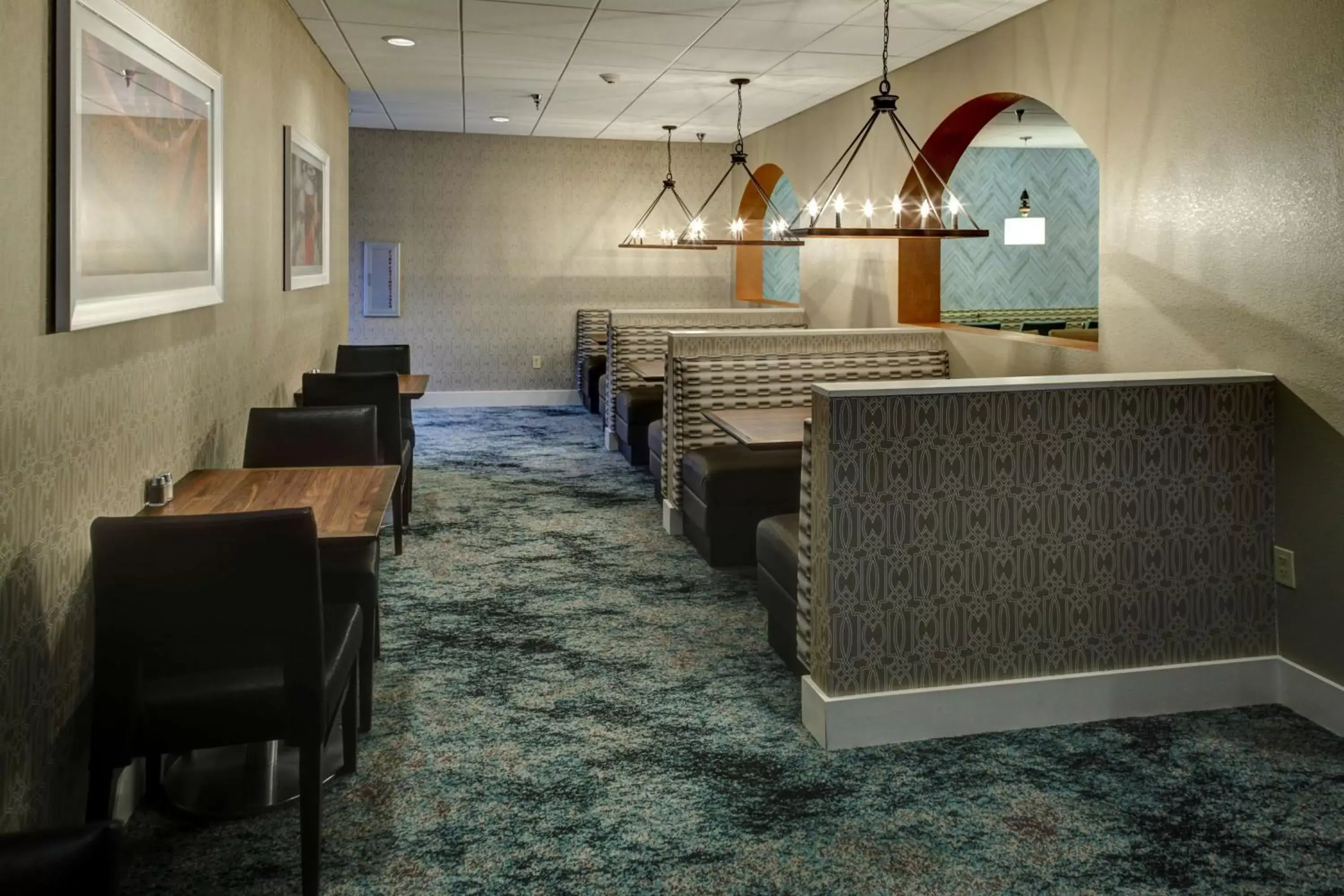 Dining area in Embassy Suites Williamsburg