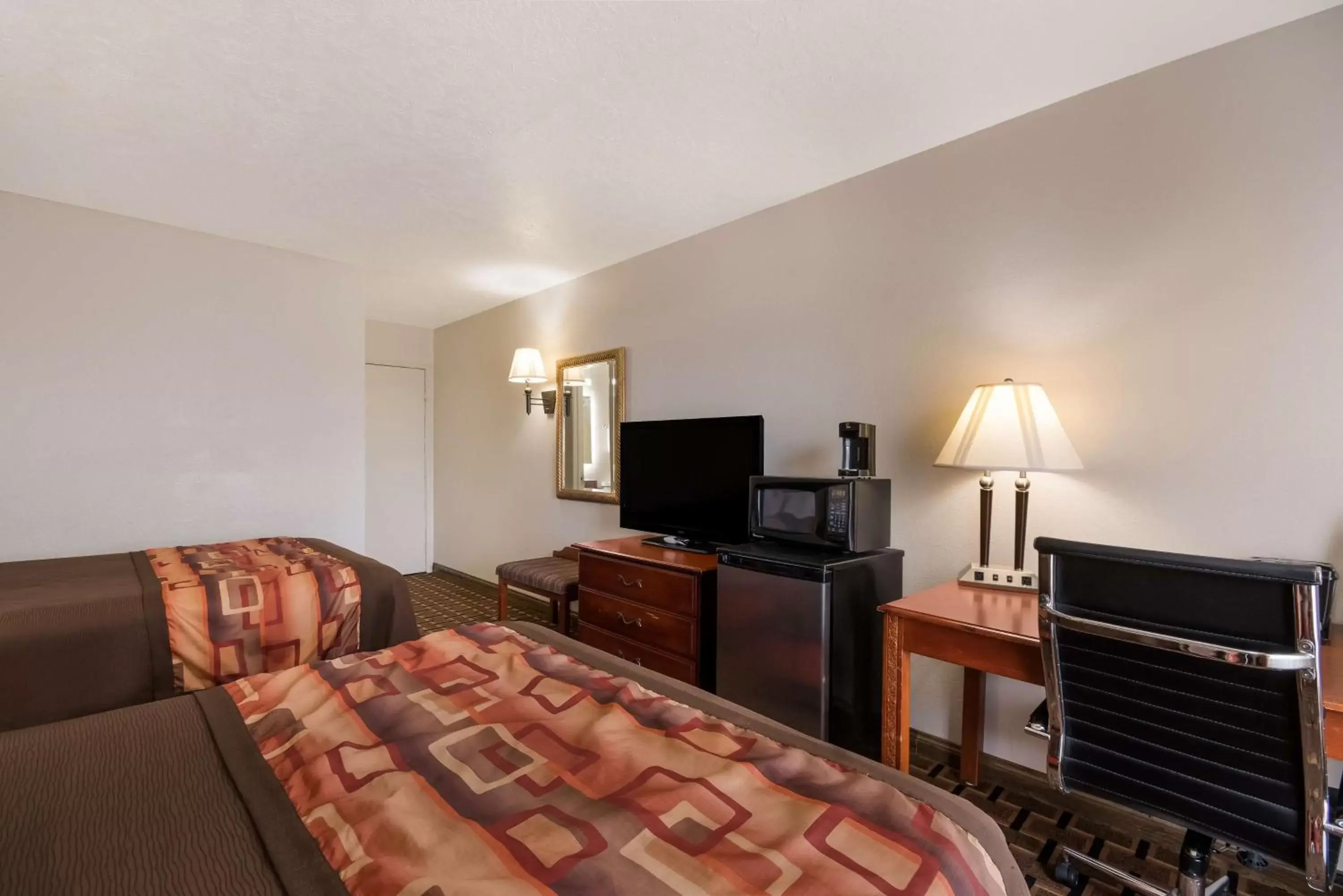 Bedroom, TV/Entertainment Center in SureStay Hotel by Best Western Duncan