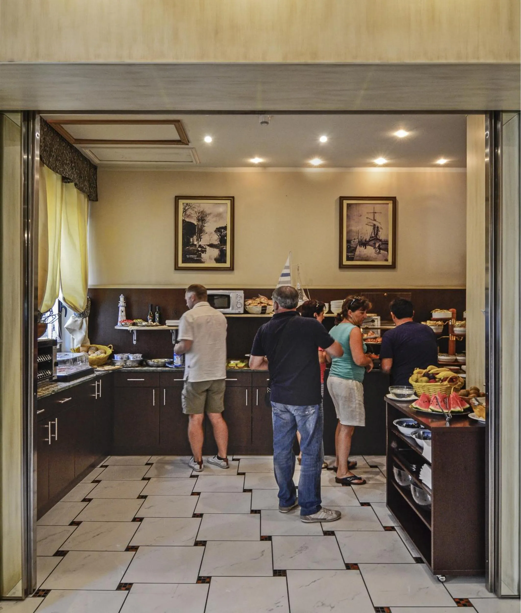 Restaurant/places to eat in Hotel Eden