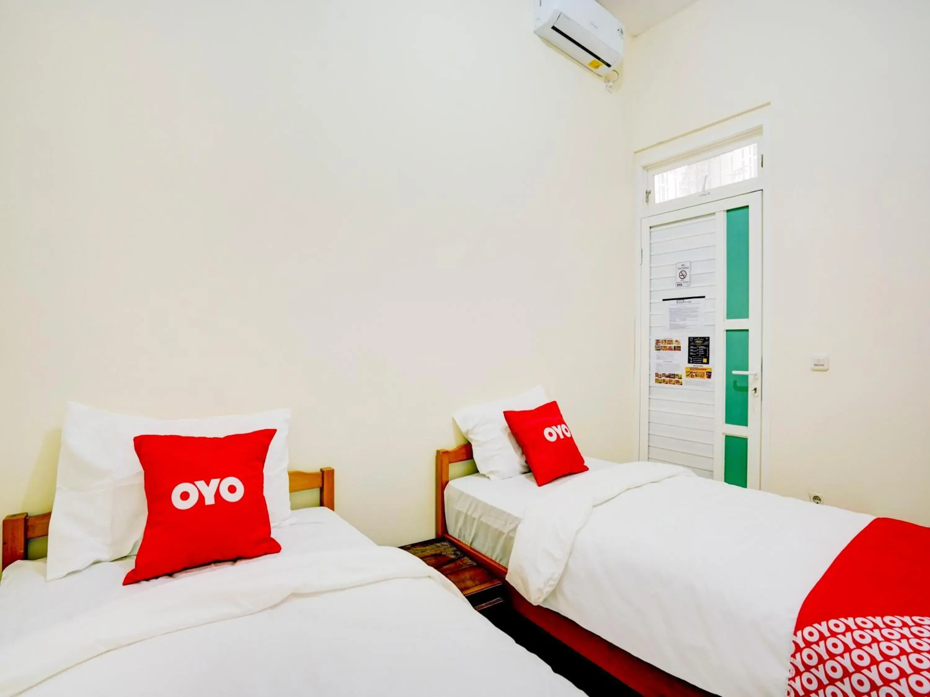 Bedroom in OYO 90173 Innapp Tenggilis Family Residence