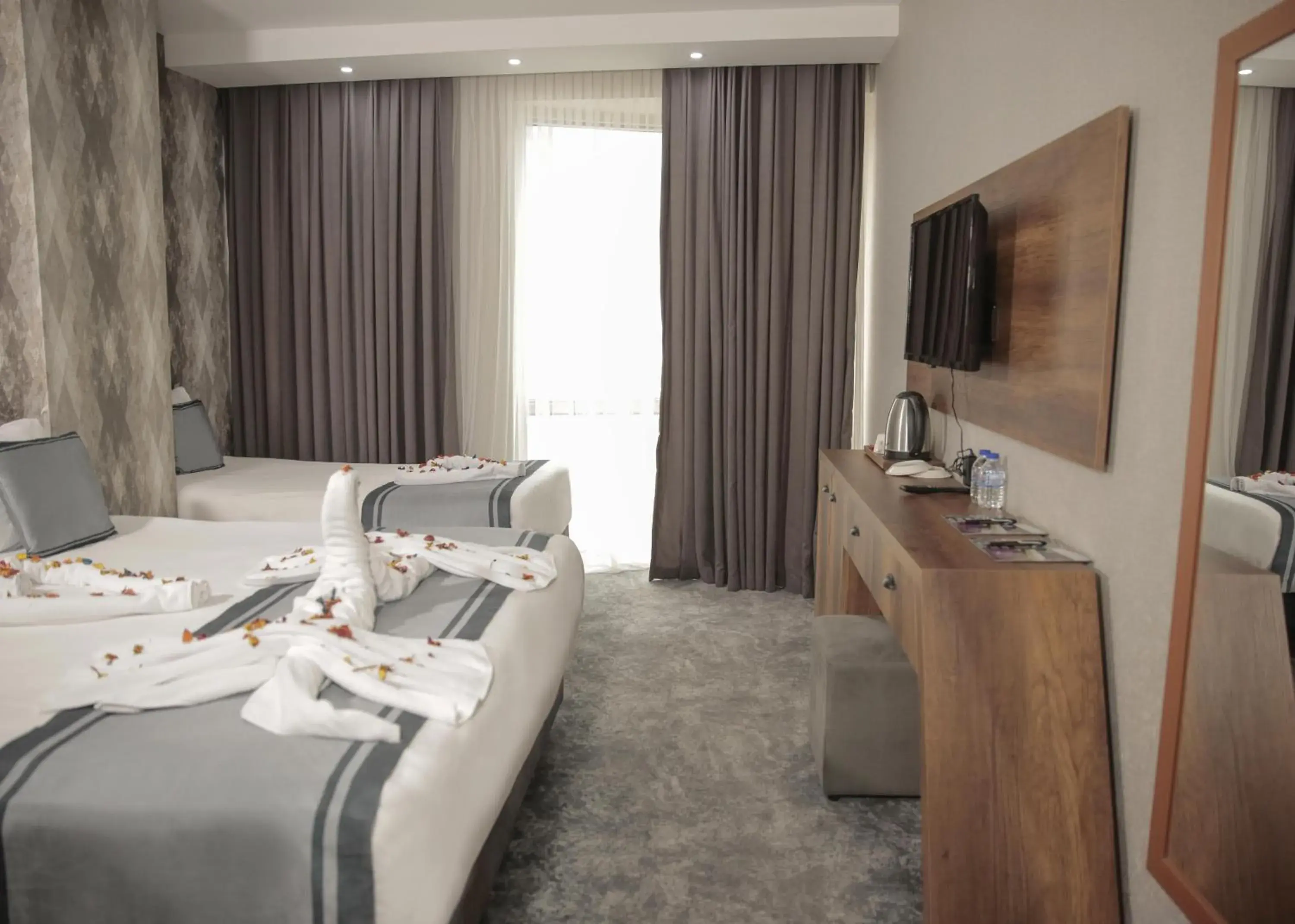 Bed, TV/Entertainment Center in Istanbul Airport Express Hotel