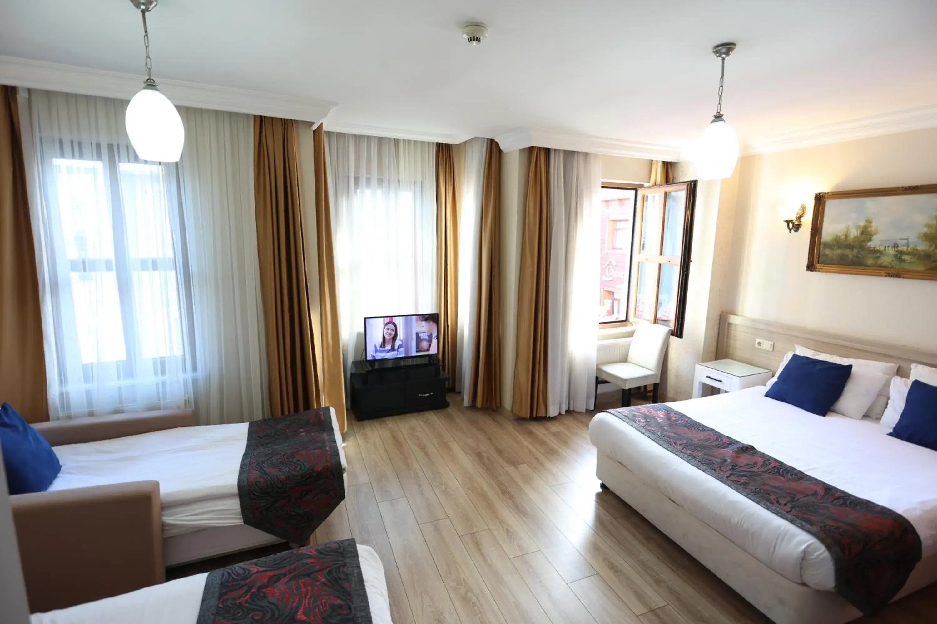 Bed, TV/Entertainment Center in Arven Boutique Hotel