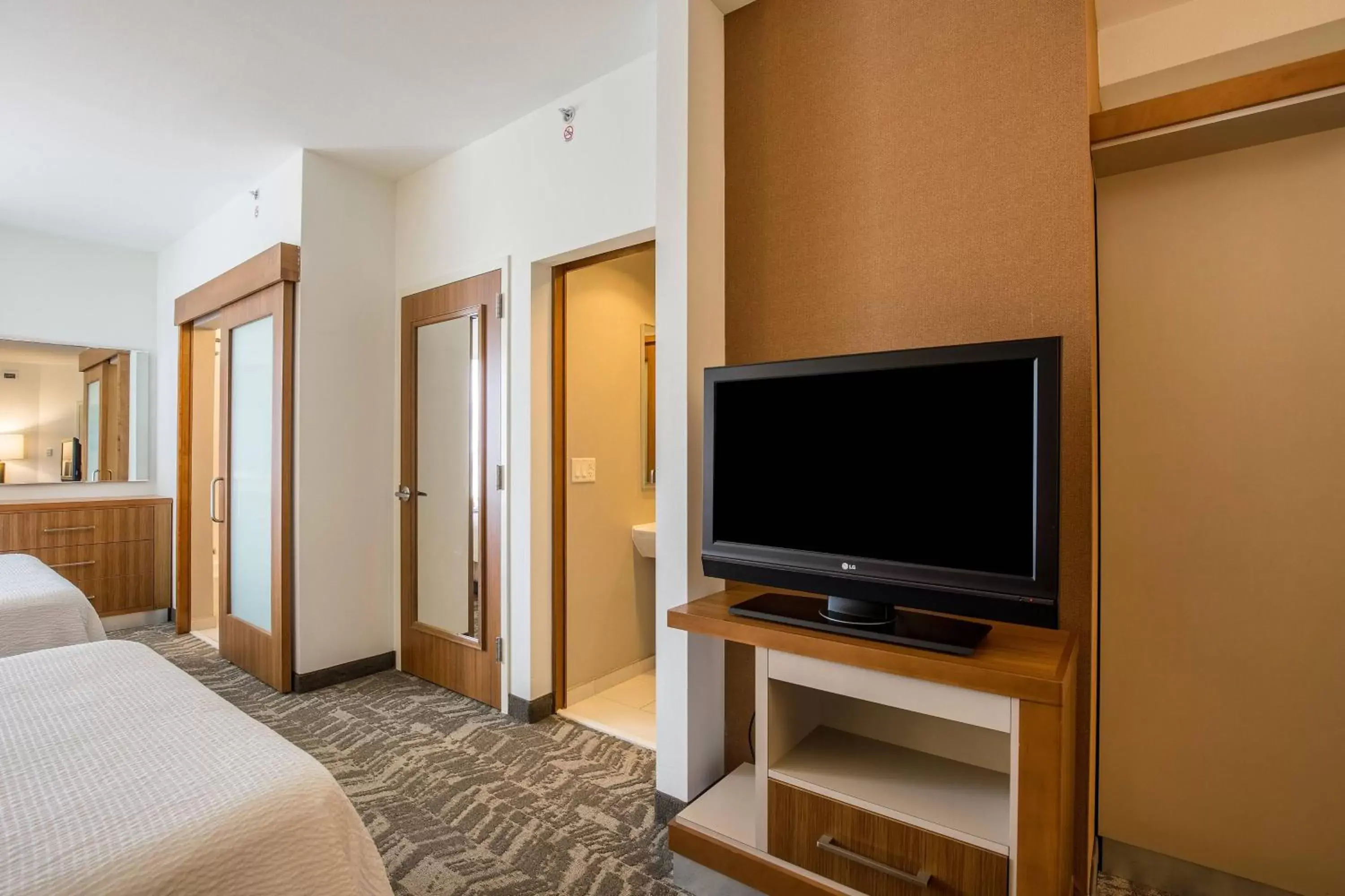 Bedroom, TV/Entertainment Center in SpringHill Suites by Marriott Houston Rosenberg