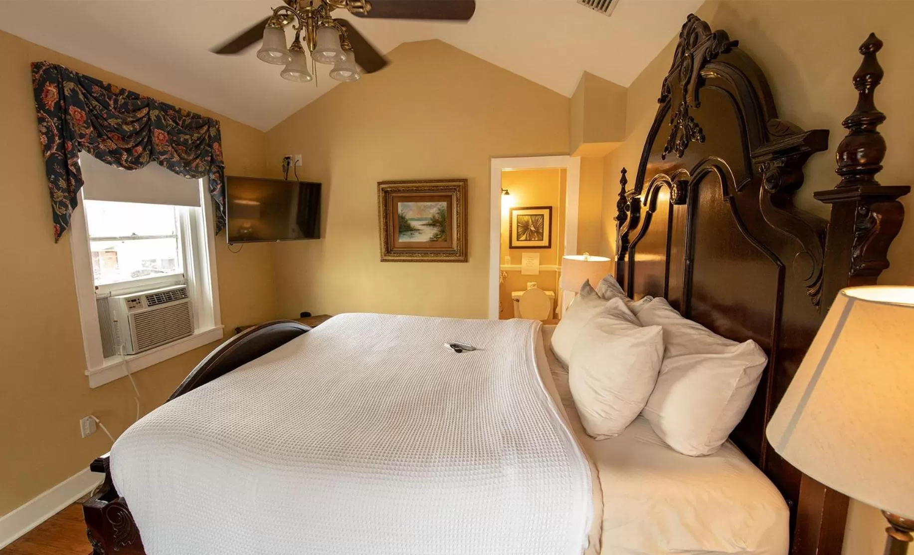 Bed in Casablanca Inn on the Bay