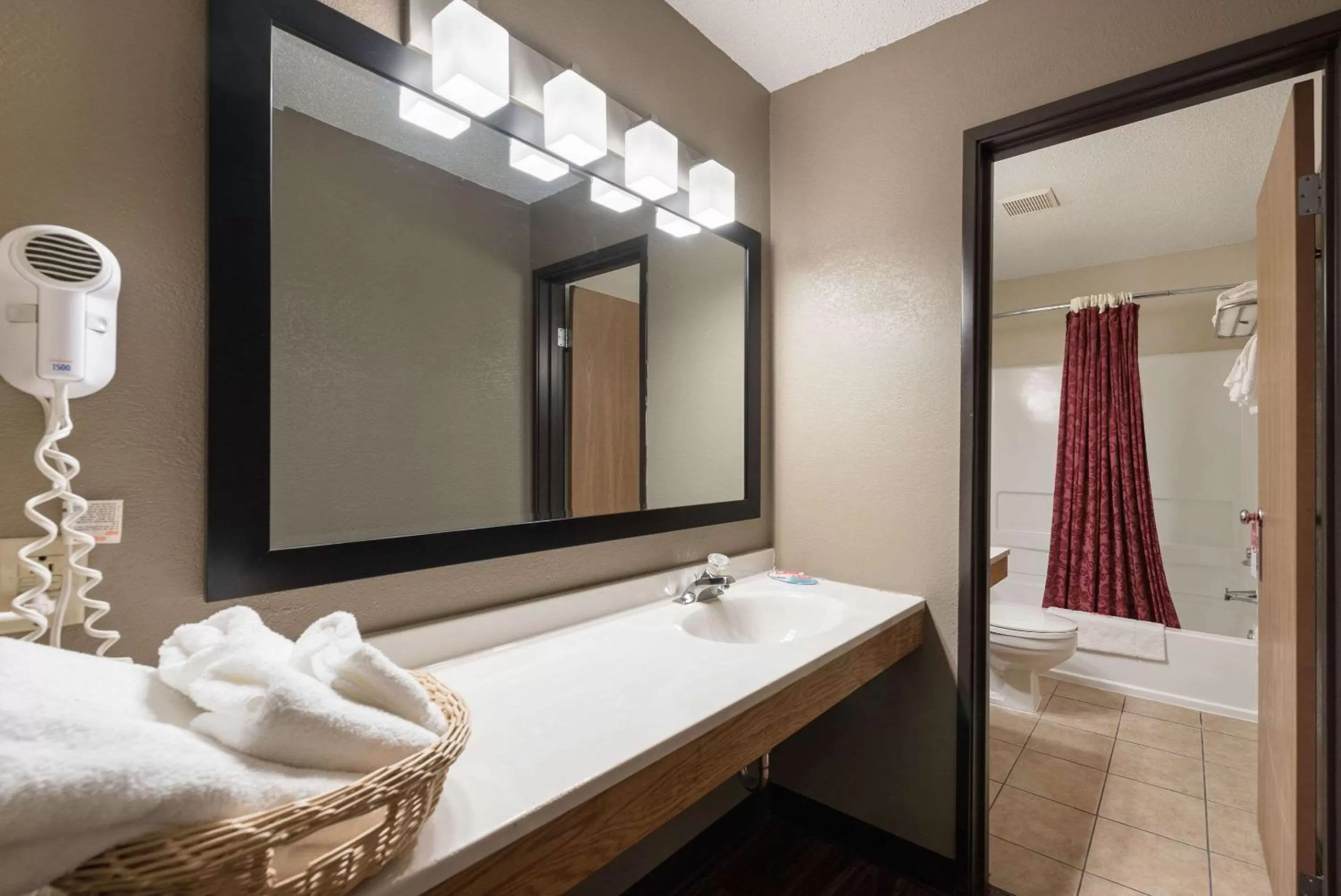 Bathroom, Bed in Harmony Inn