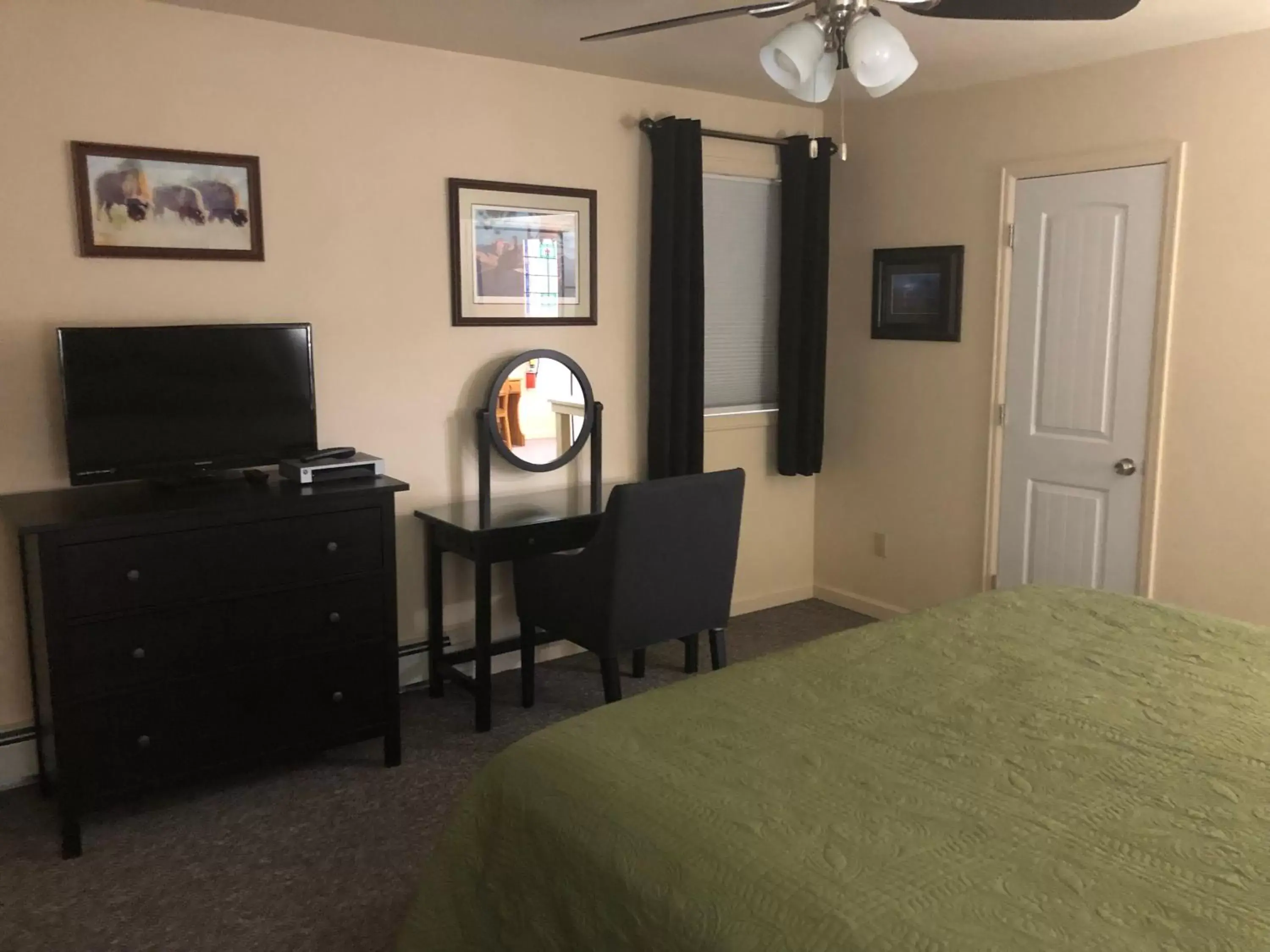 Bedroom, TV/Entertainment Center in Mansion House Motel