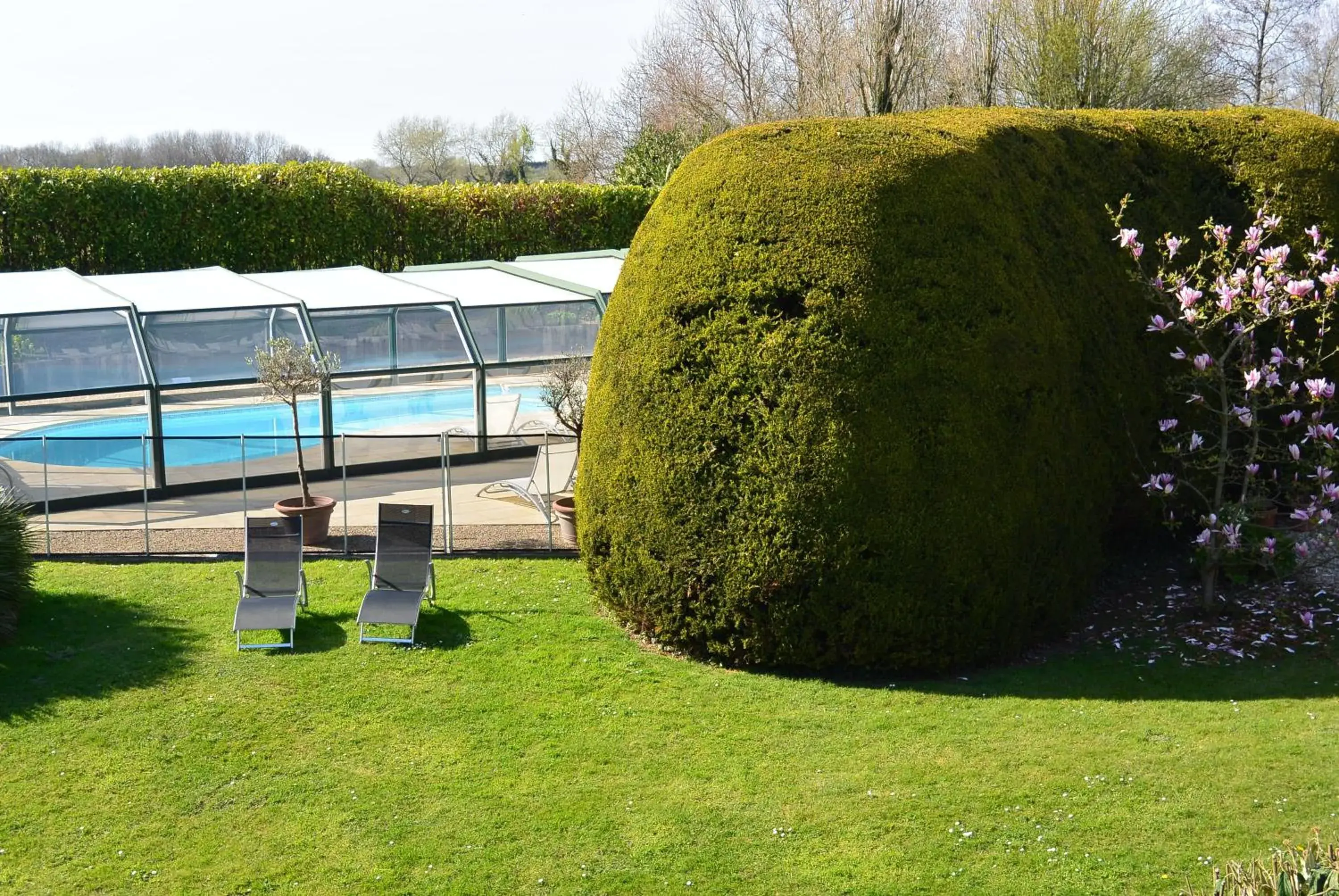 Children play ground, Swimming Pool in Hotel Nuit Et Jour - La Maison de Lucile