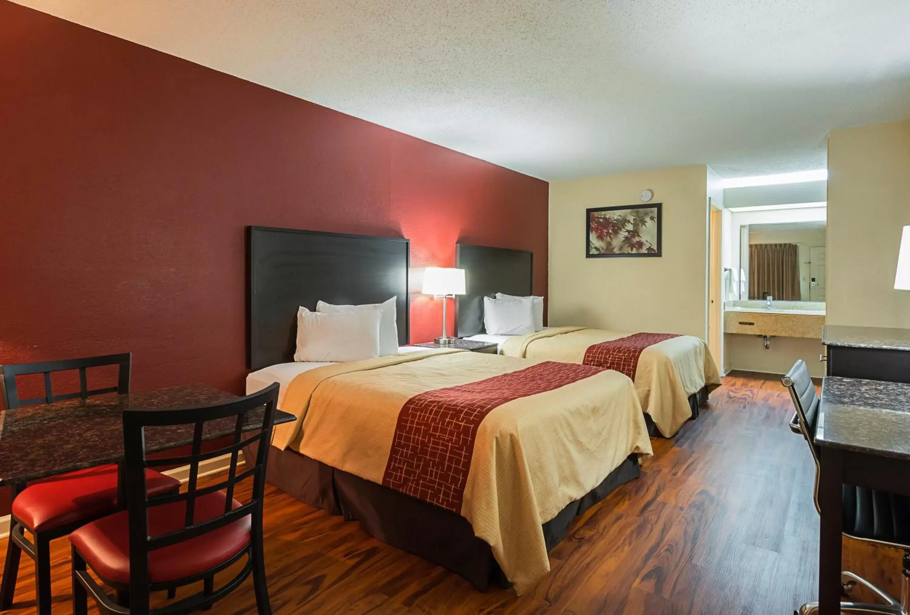 Photo of the whole room, Bed in Red Roof Inn & Suites Scottsboro