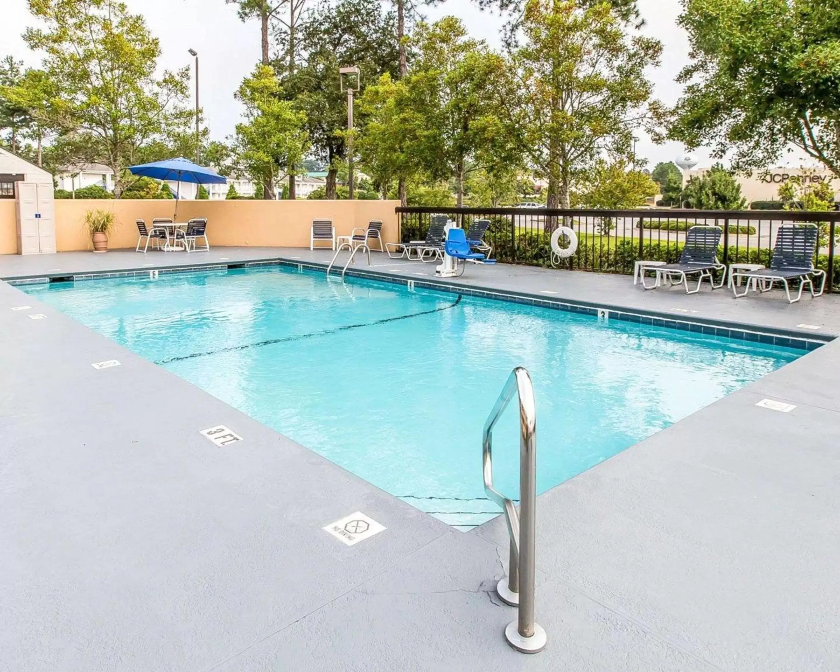 On site, Swimming Pool in Quality Inn At The Mall - Valdosta