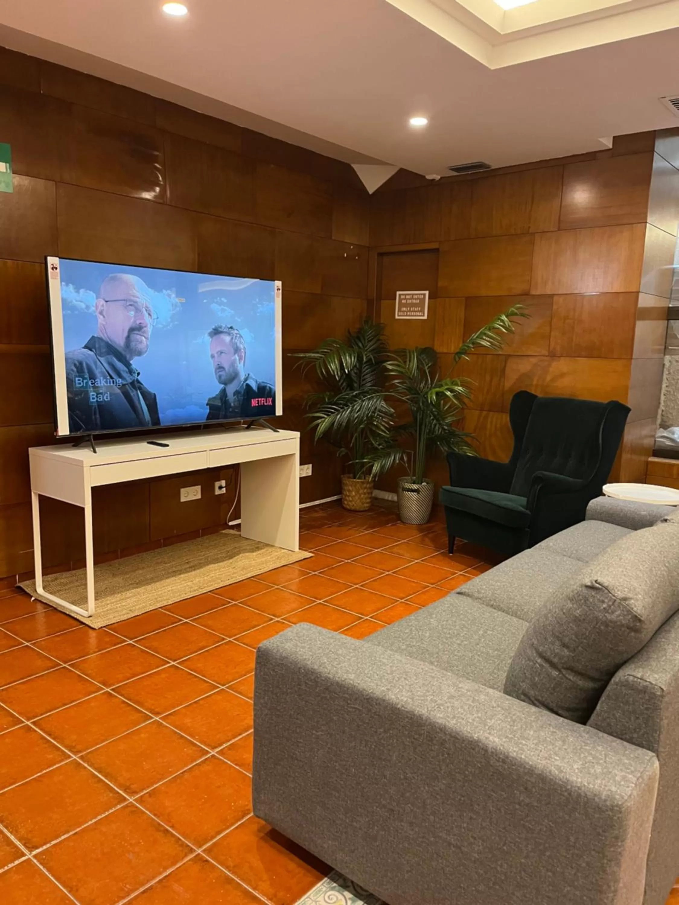 Communal lounge/ TV room in VTZ The Orus Factory Hotel - Parking Muy Económico