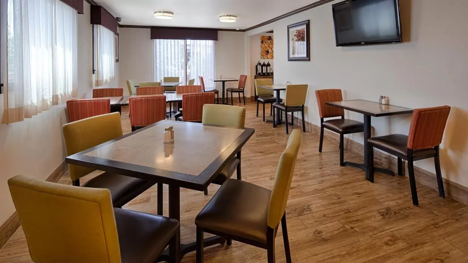 Continental breakfast, Restaurant/Places to Eat in Best Western Paradise Inn