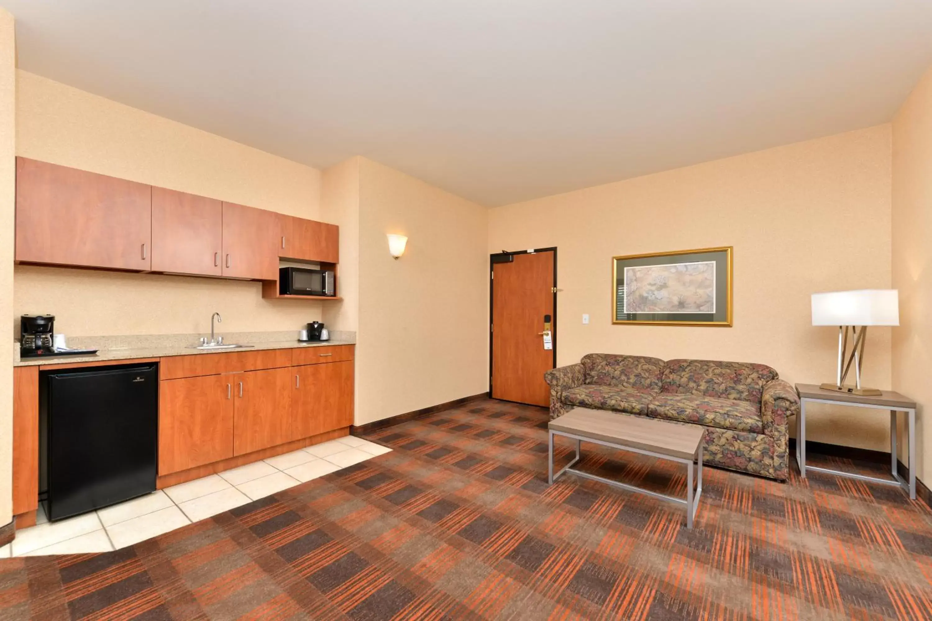 Kitchen/Kitchenette in HOLIDAY INN EXPRESS & SUITES ELK GROVE CENTRAL - HWY 99, an IHG Hotel