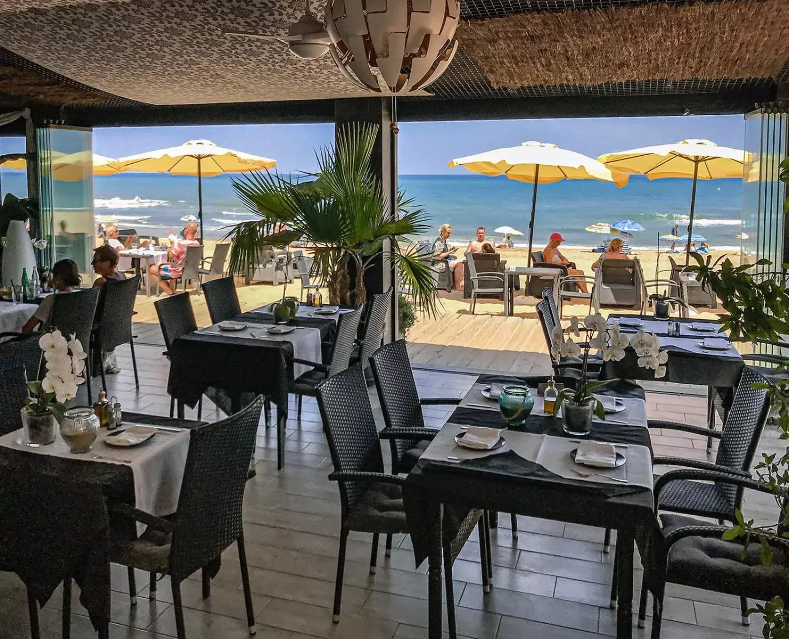 Restaurant/places to eat in Lloyds Beach Club Restaurant/places to eat in Lloyds Beach Club