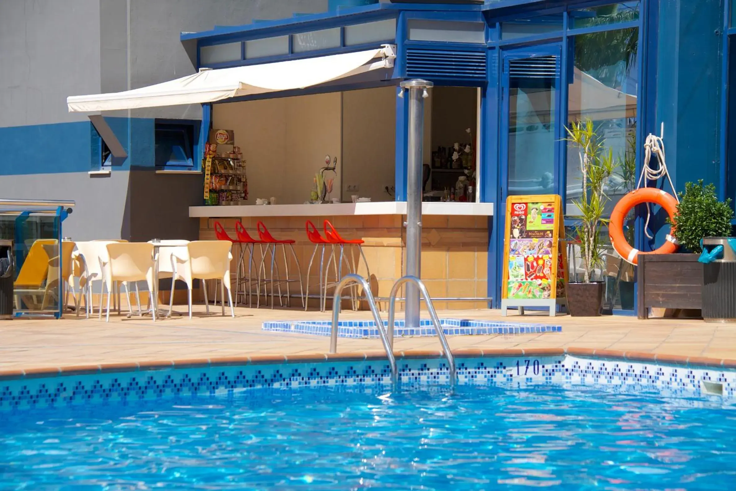 Lounge or bar, Swimming Pool in Hotel Madeira Centro