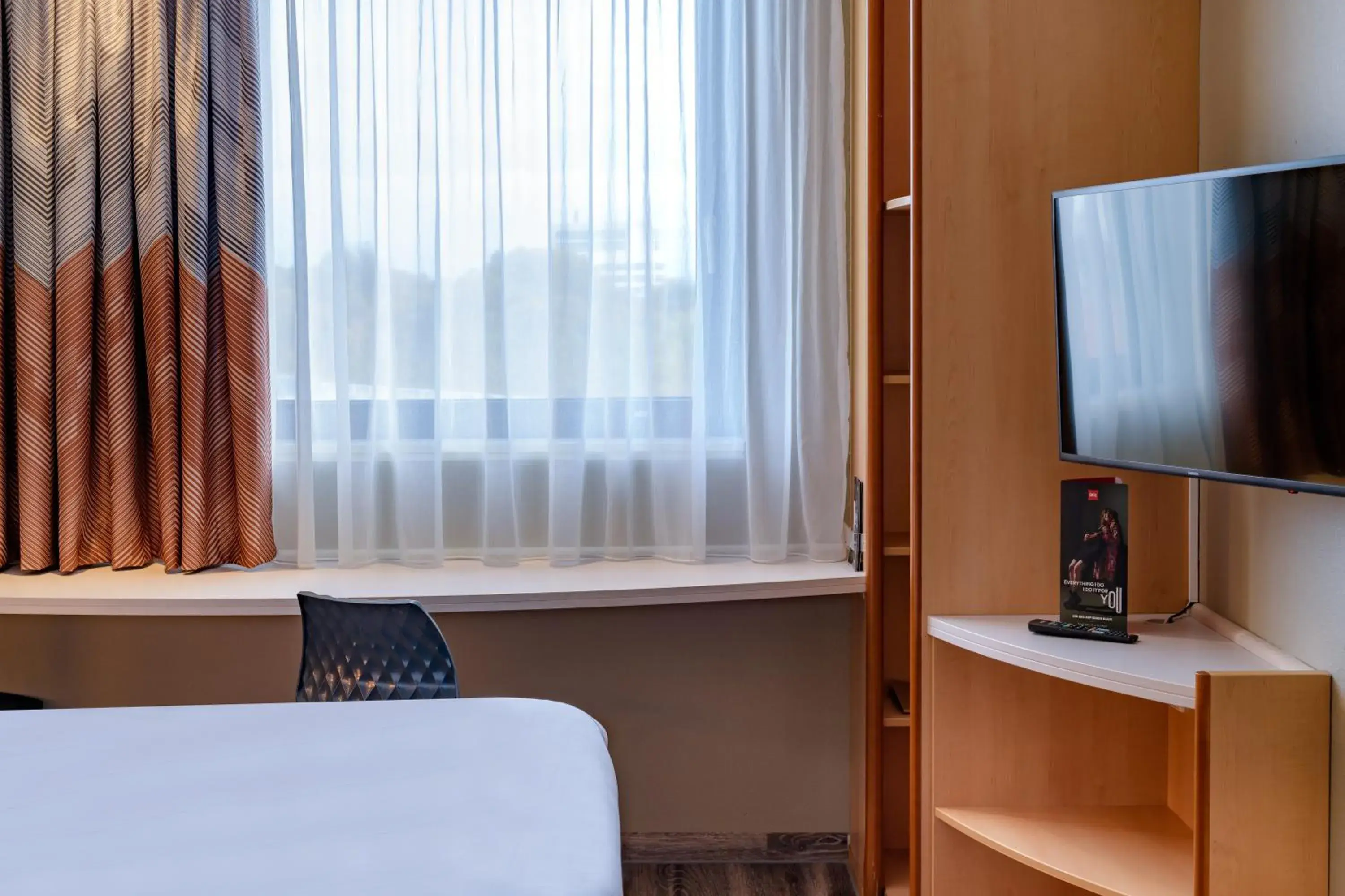 Bed, TV/Entertainment Center in ibis Heilbronn City