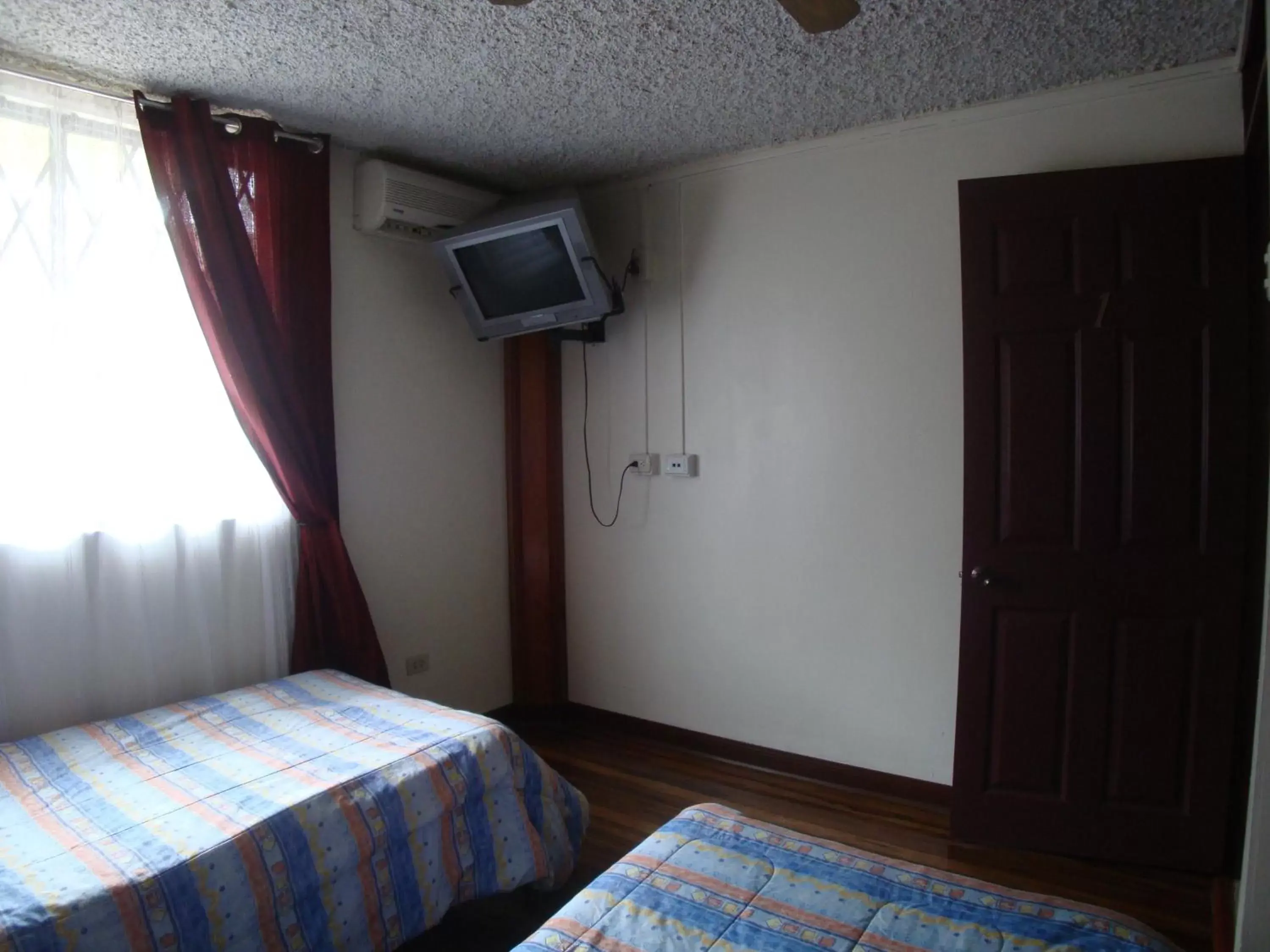 Bedroom, TV/Entertainment Center in Hotel La Guaria Inn & Suites