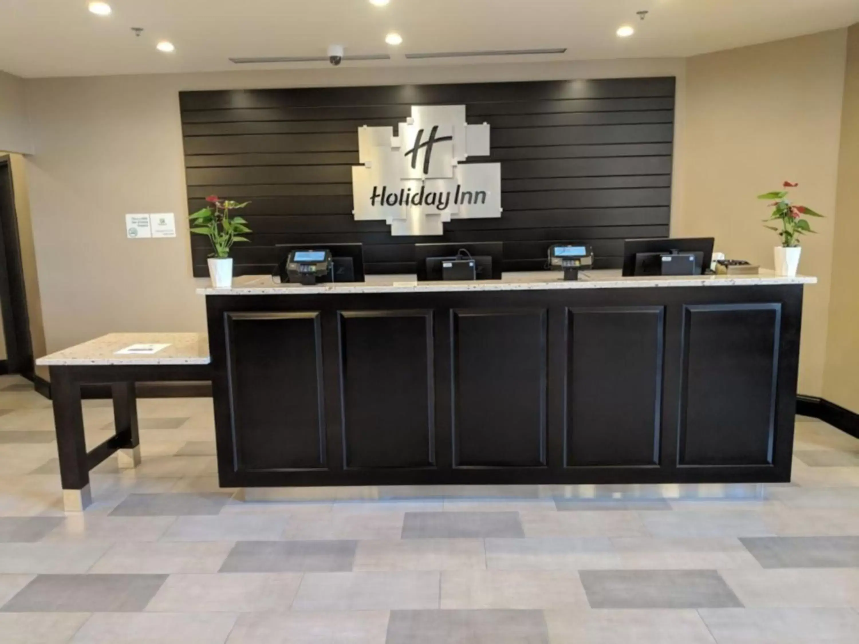 Property building, Lobby/Reception in Holiday Inn Champaign, an IHG Hotel