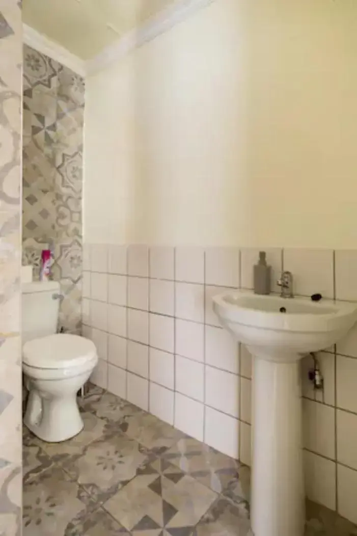 Toilet in 54 Brecher Toilet in 54 Brecher