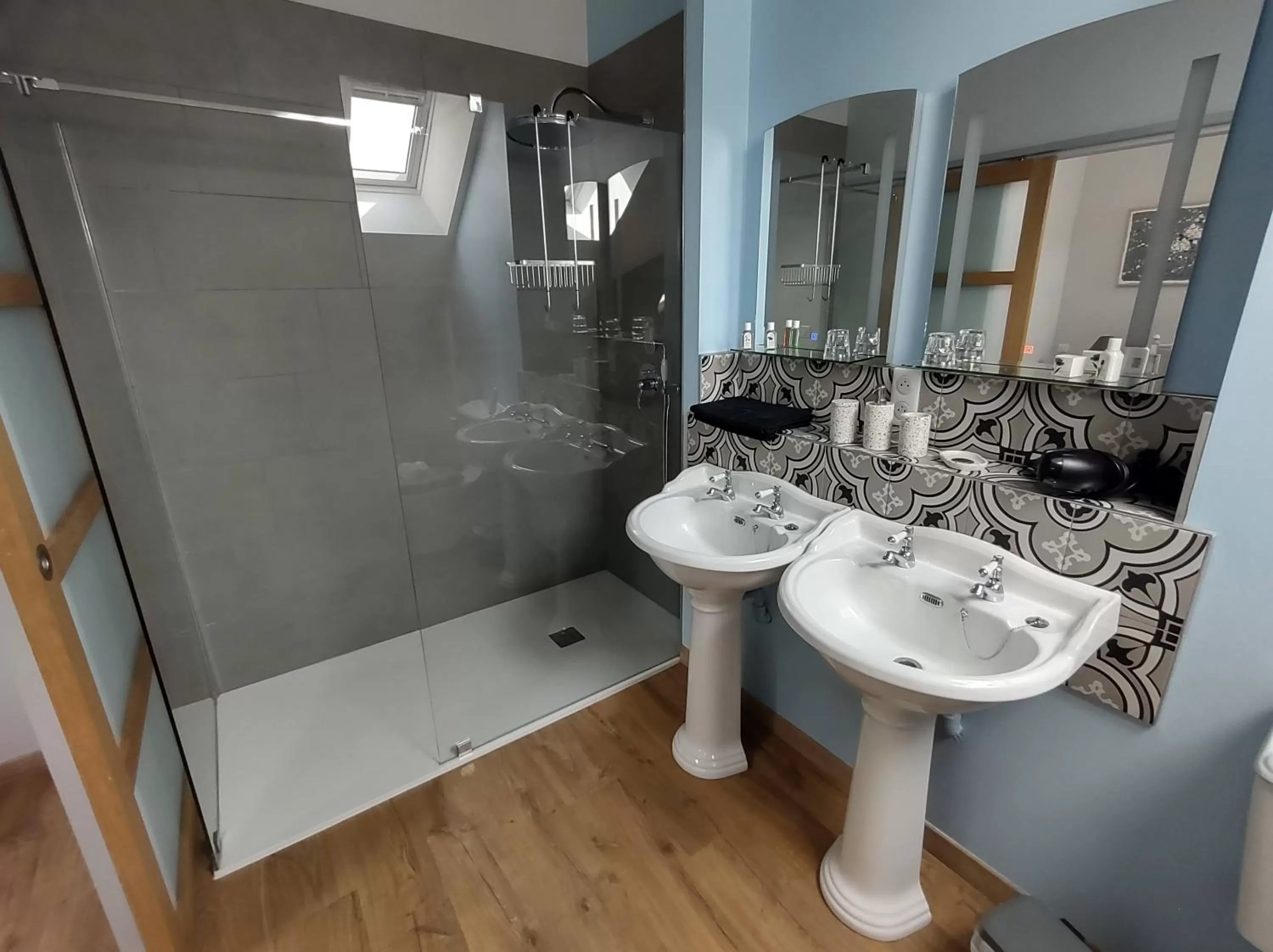 Shower, Bathroom in Maison Grandsire Chambres D'Hôtes