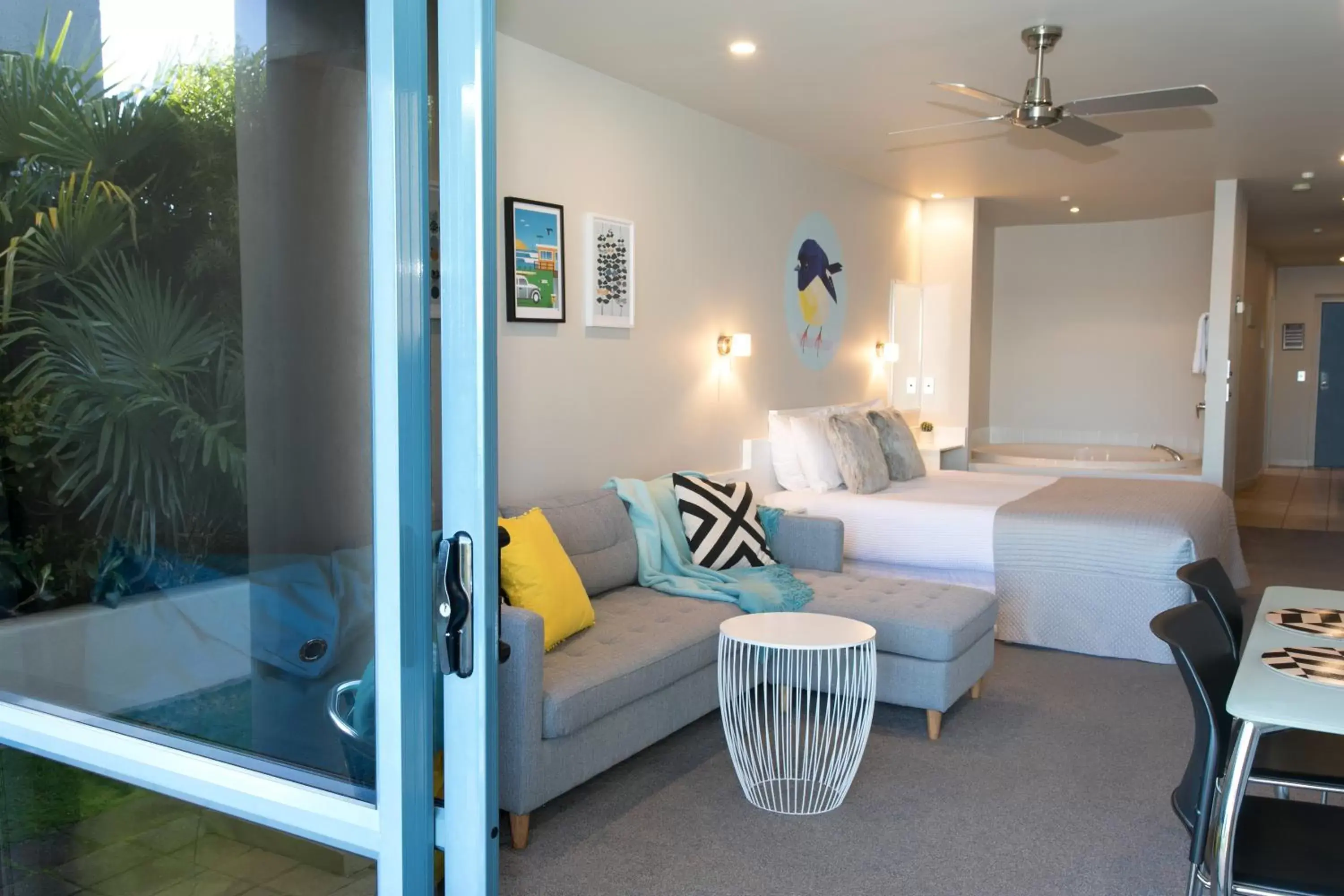 Photo of the whole room, Bed in Boulevard Waters Photo of the whole room, Bed in Boulevard Waters