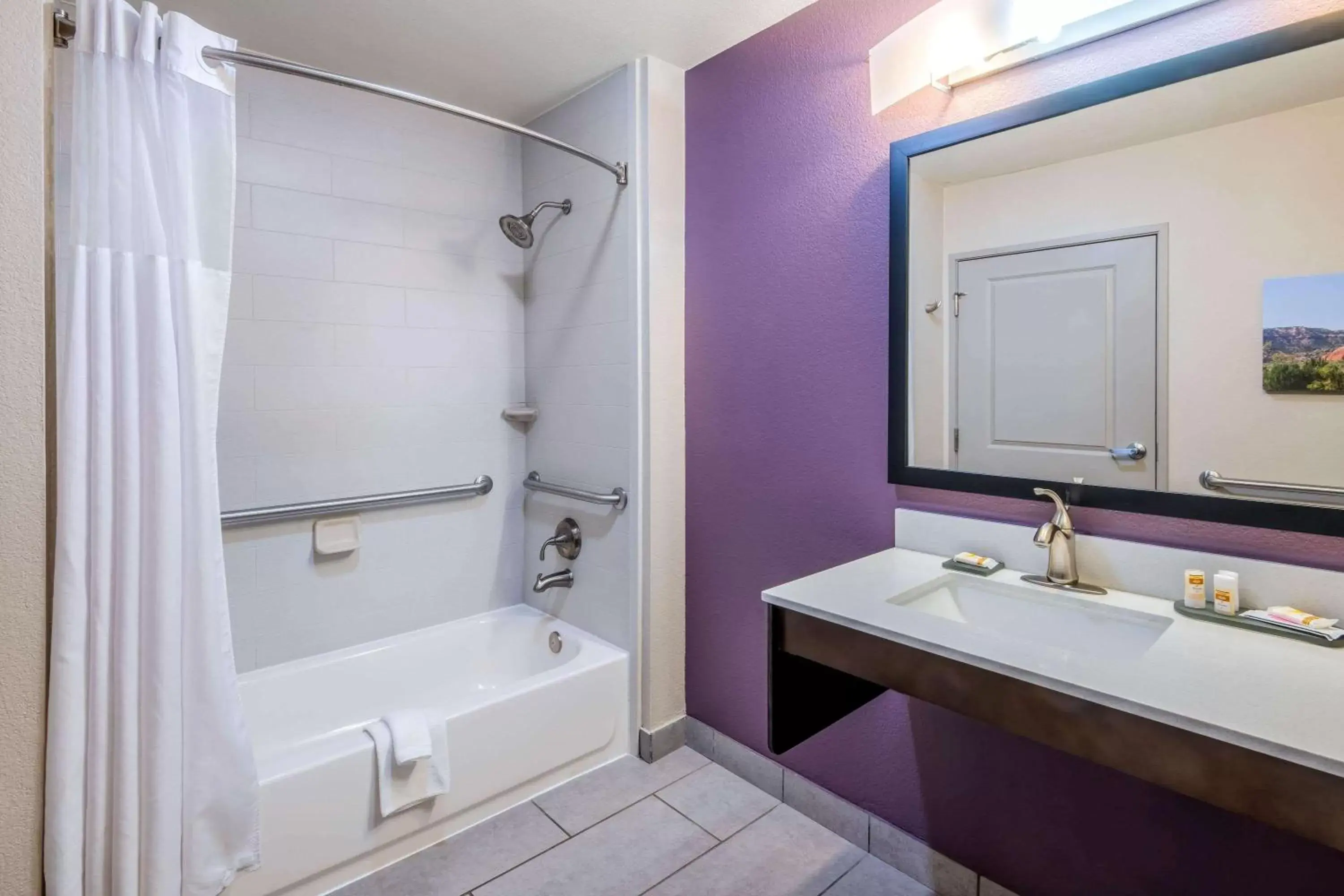 Bathroom in La Quinta Inn & Suites by Wyndham Pampa