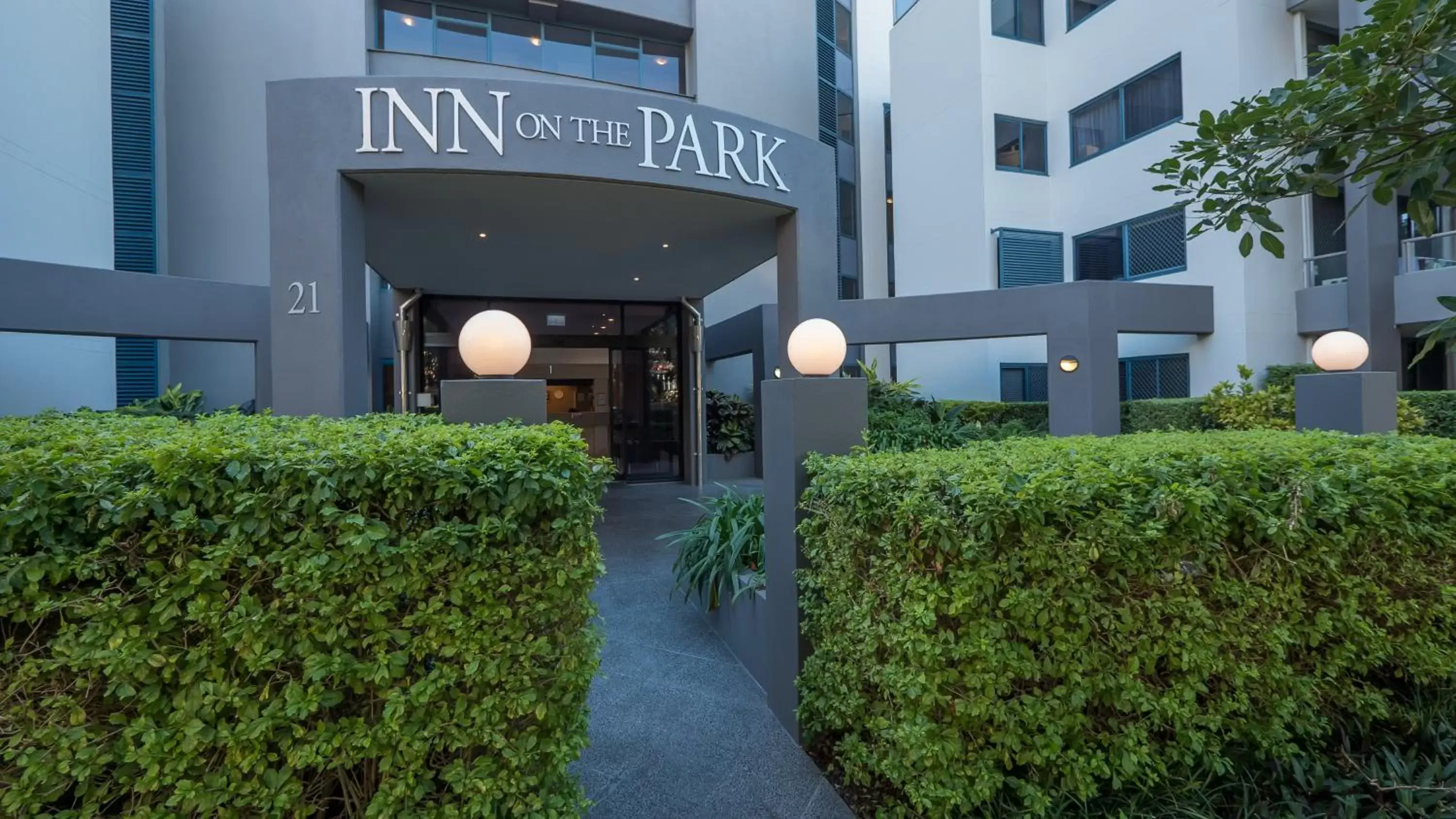 Facade/entrance in Inn on the Park Apartments