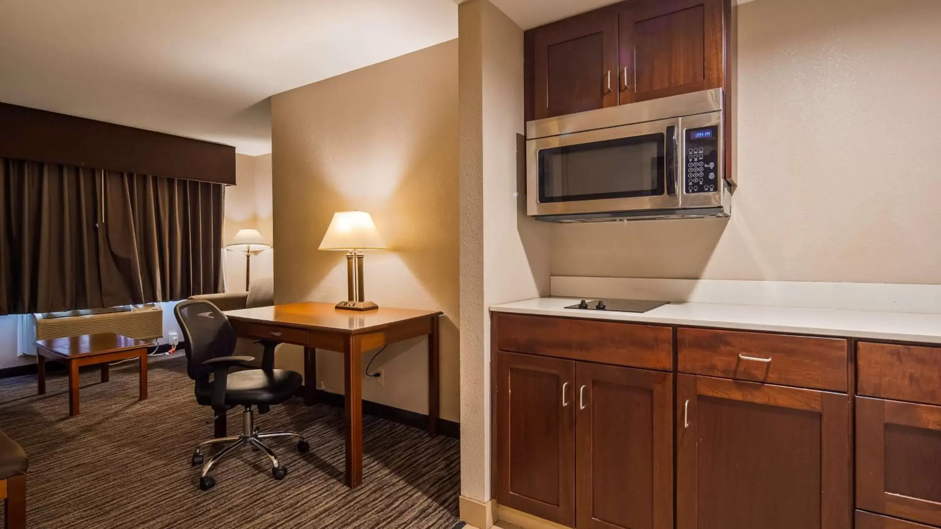 Photo of the whole room, Kitchen/Kitchenette in Best Western Gateway Adirondack Inn