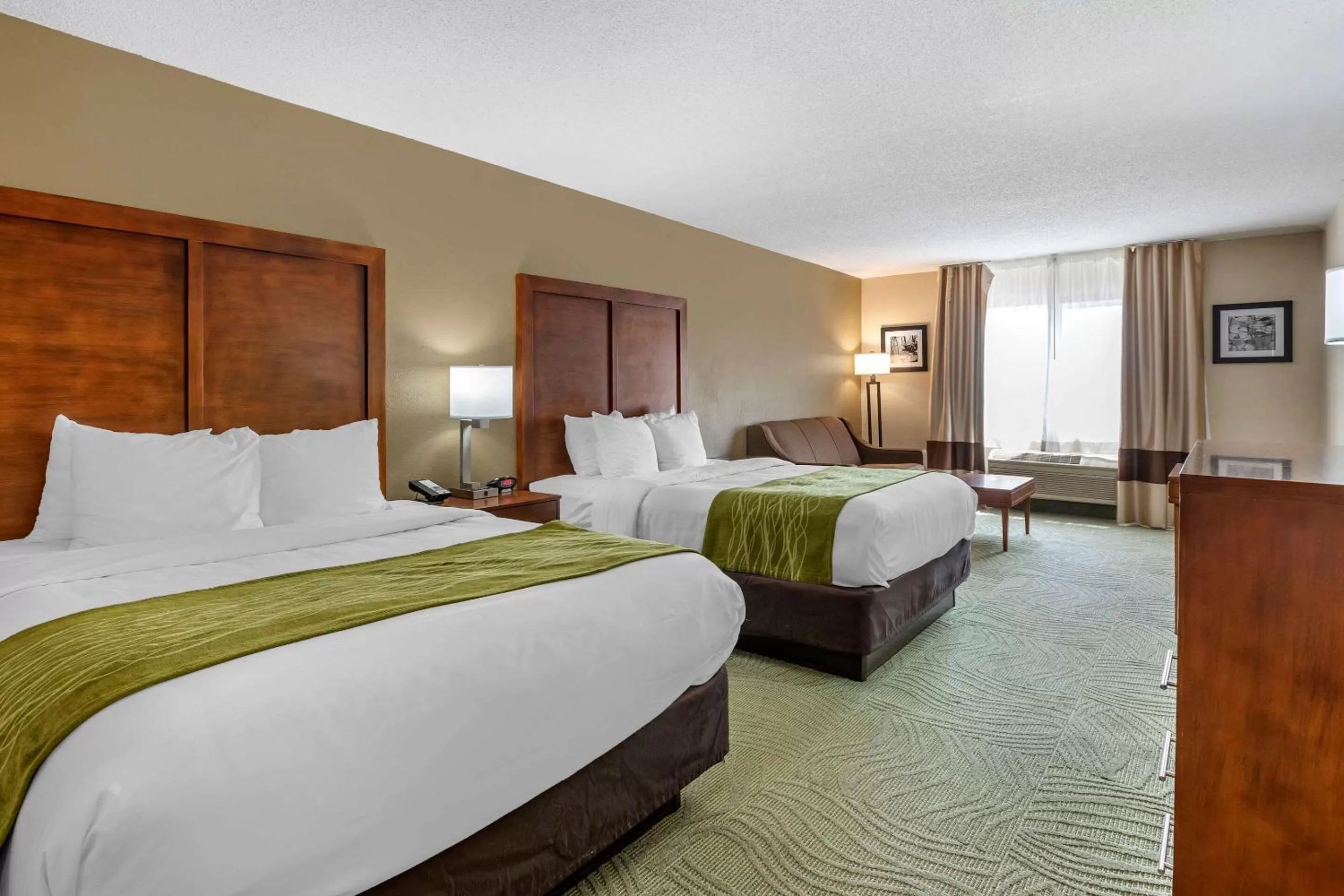 Photo of the whole room, Bed in Comfort Inn Muscatine near Hwy 61