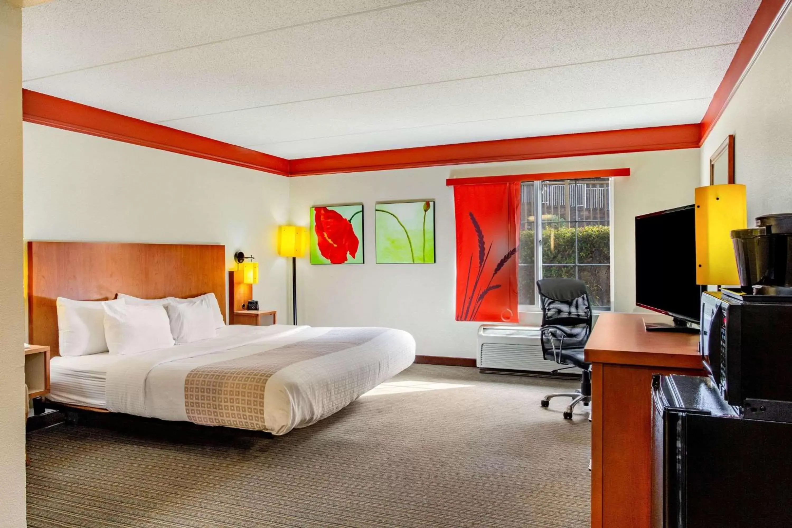 Photo of the whole room, Bed in La Quinta by Wyndham Raleigh Crabtree