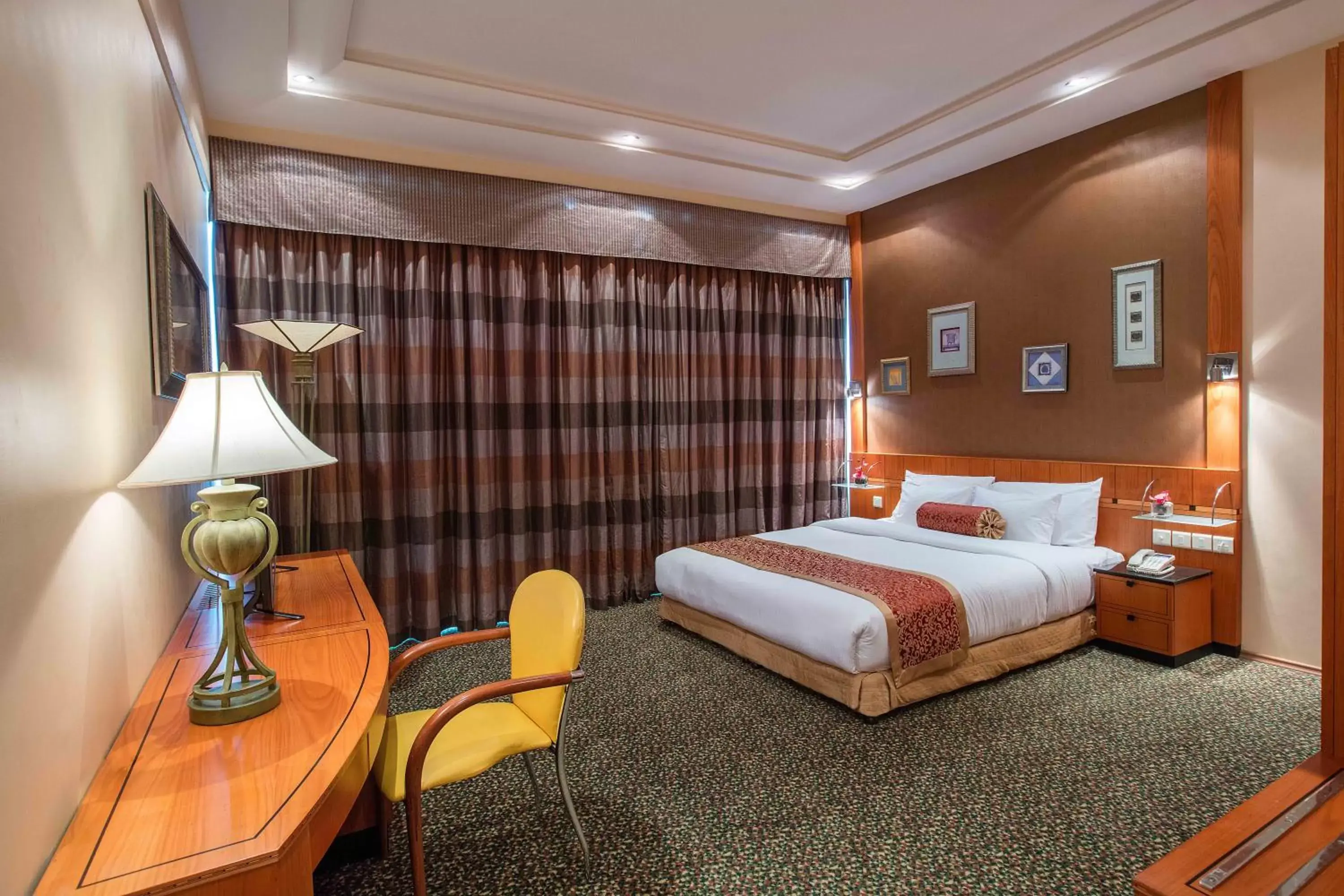 Bedroom, Bed in Gulf Court Hotel