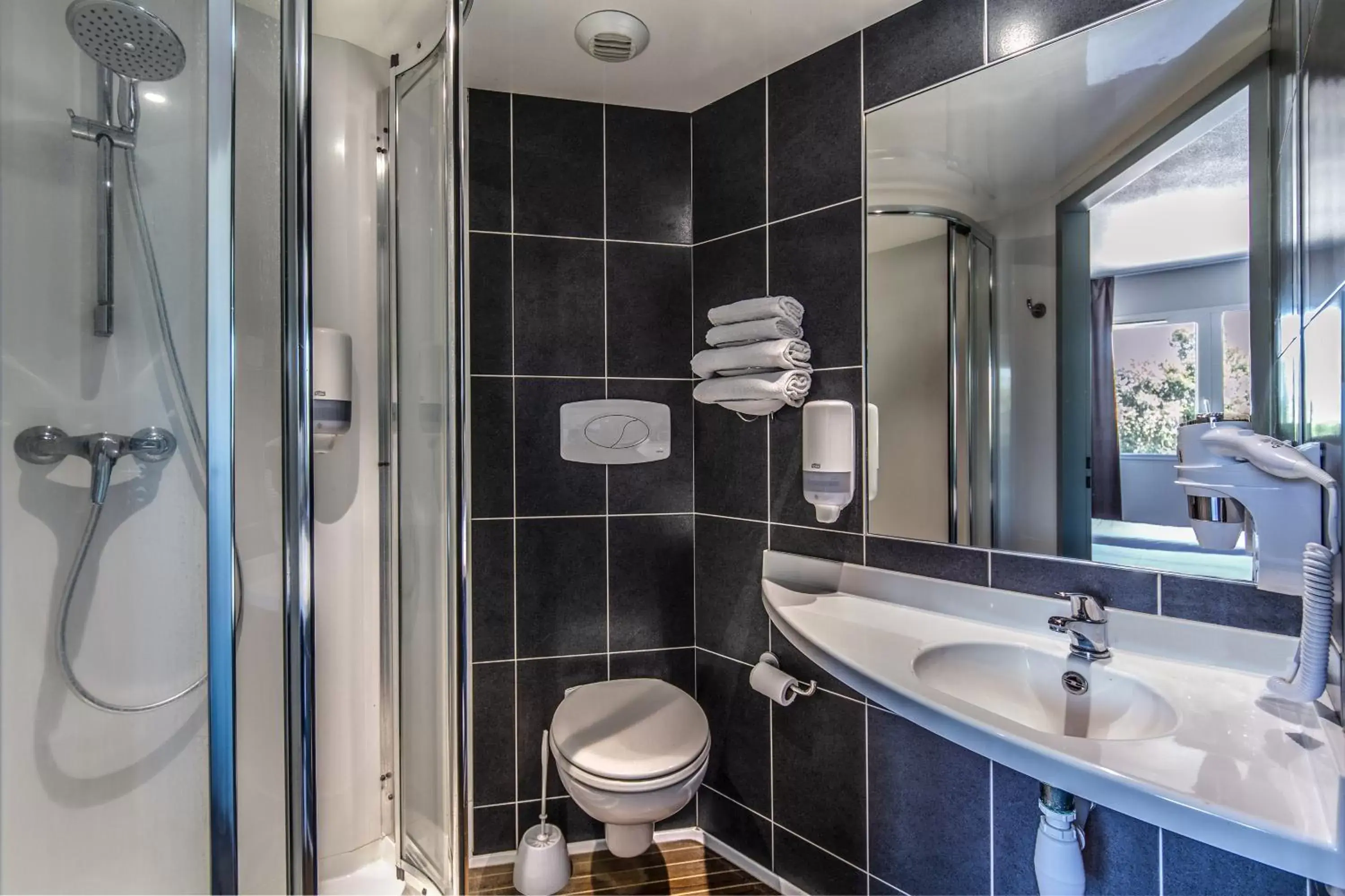 Property building, Bathroom in B&B HOTEL Perpignan Saleilles