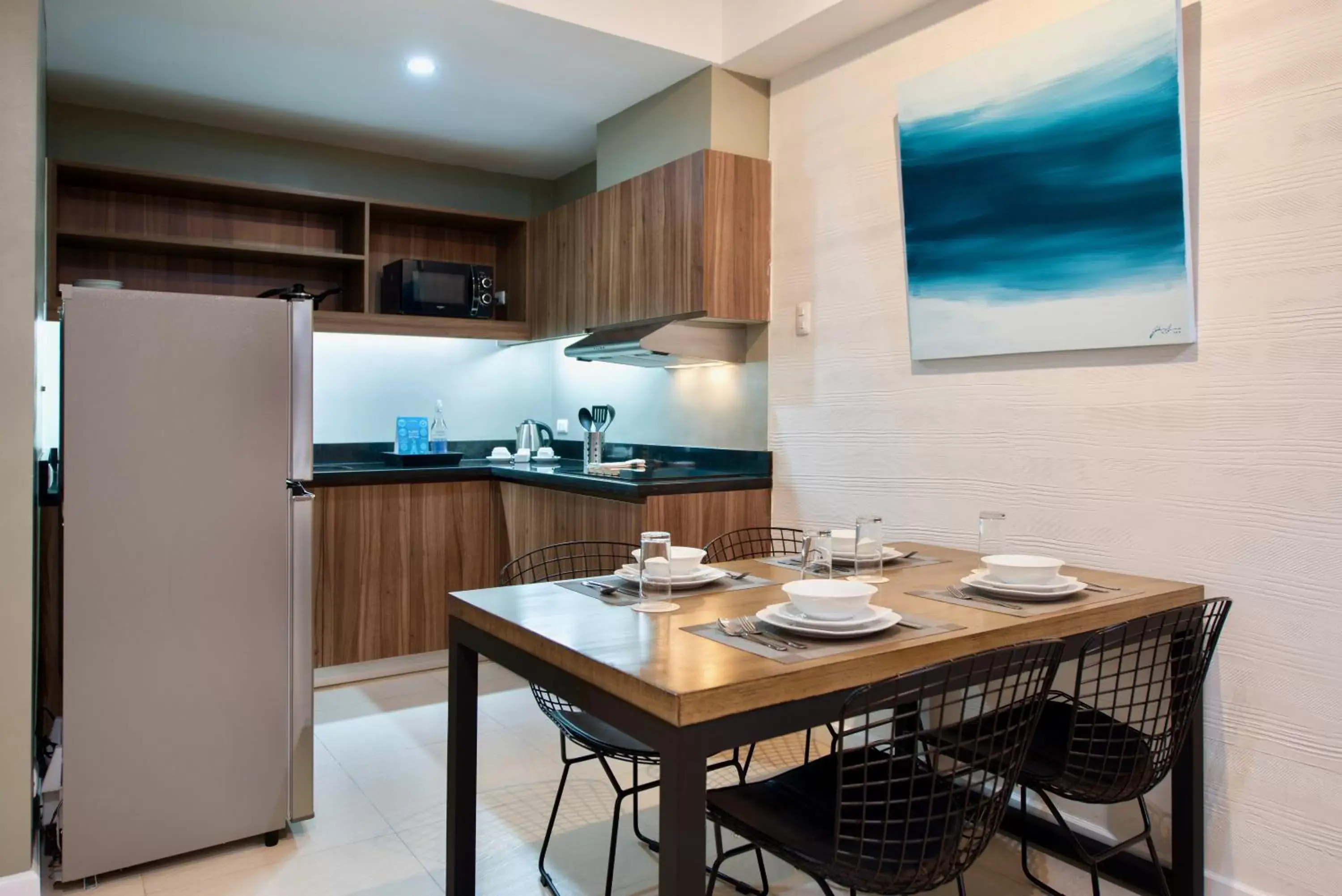 Kitchen or kitchenette, Dining Area in The Sphere Serviced Residences Managed by HII