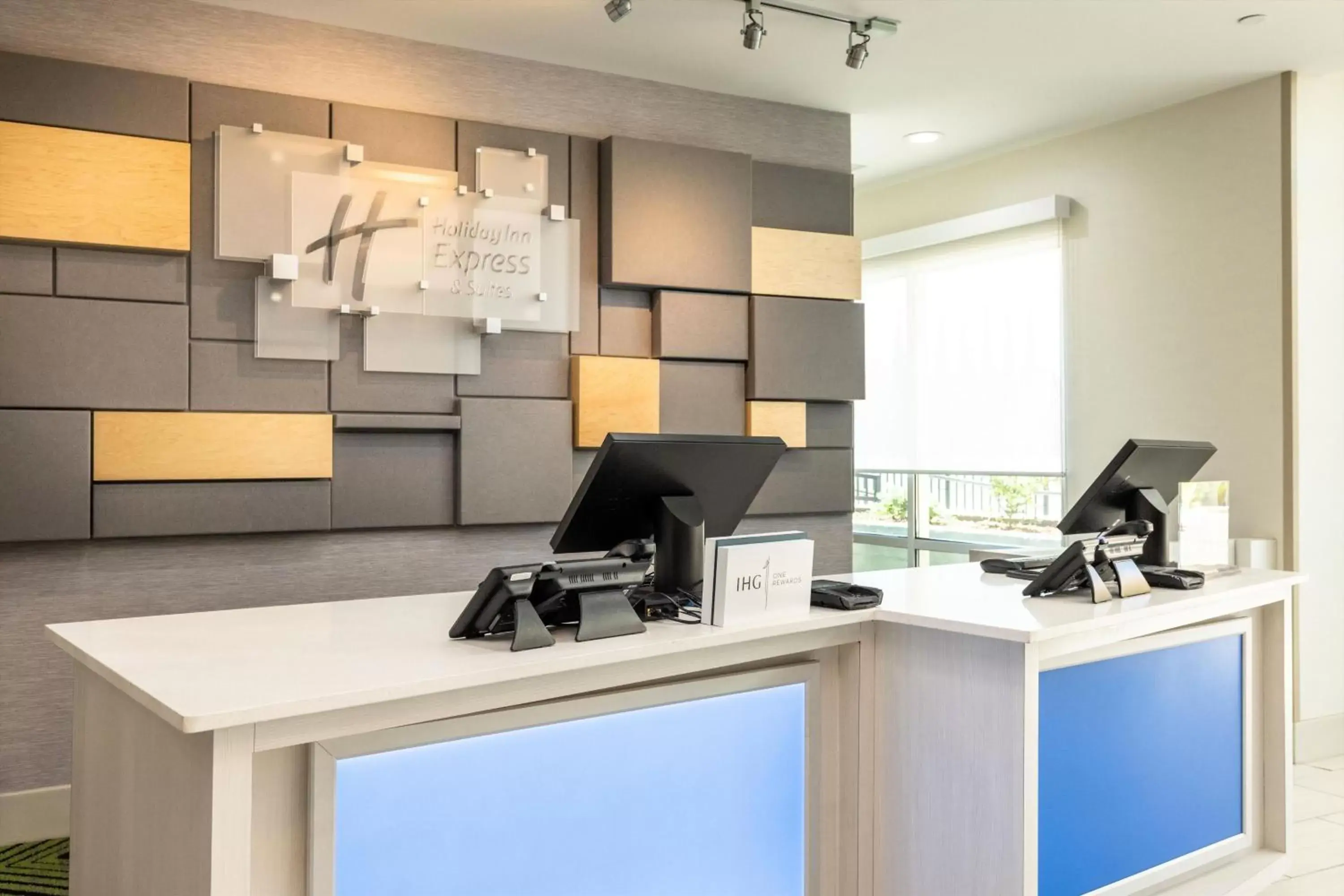 Lobby or reception, Kitchen/Kitchenette in Holiday Inn Express & Suites - San Jose Silicon Valley, an IHG Hotel