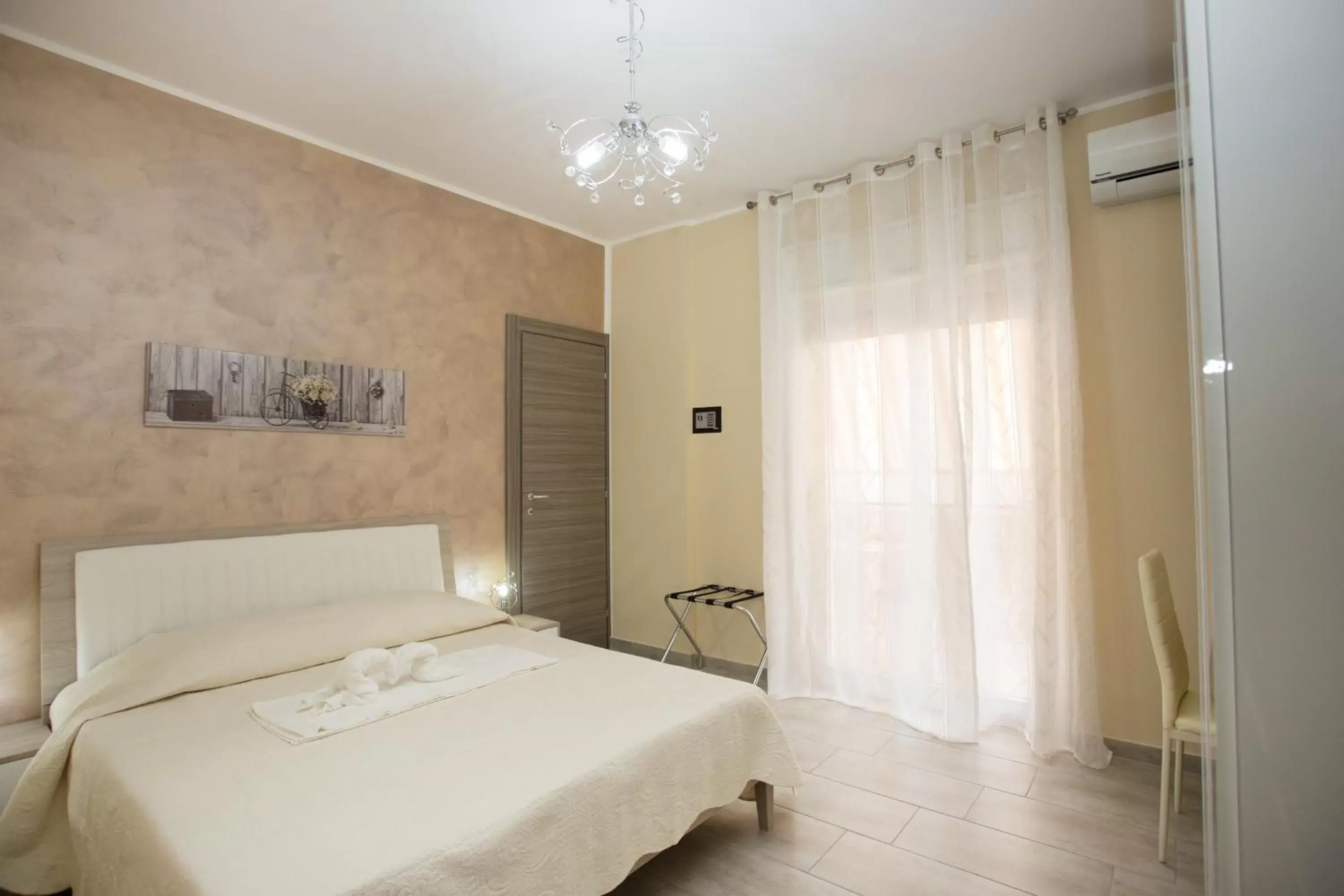 Photo of the whole room, Bed in B&B Palermo Sole & Cultura