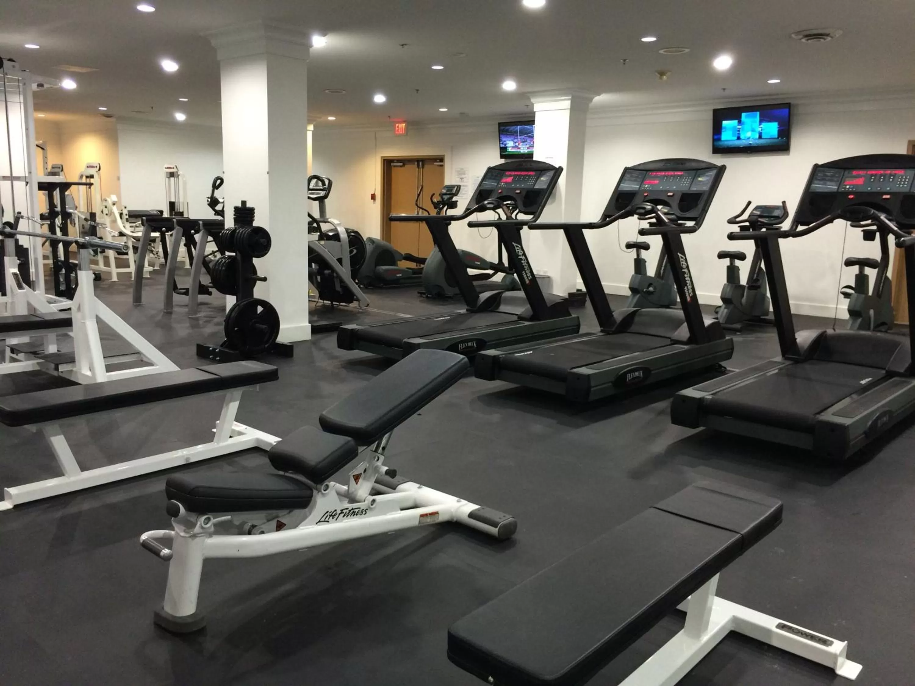 Fitness centre/facilities in Century Plaza Hotel