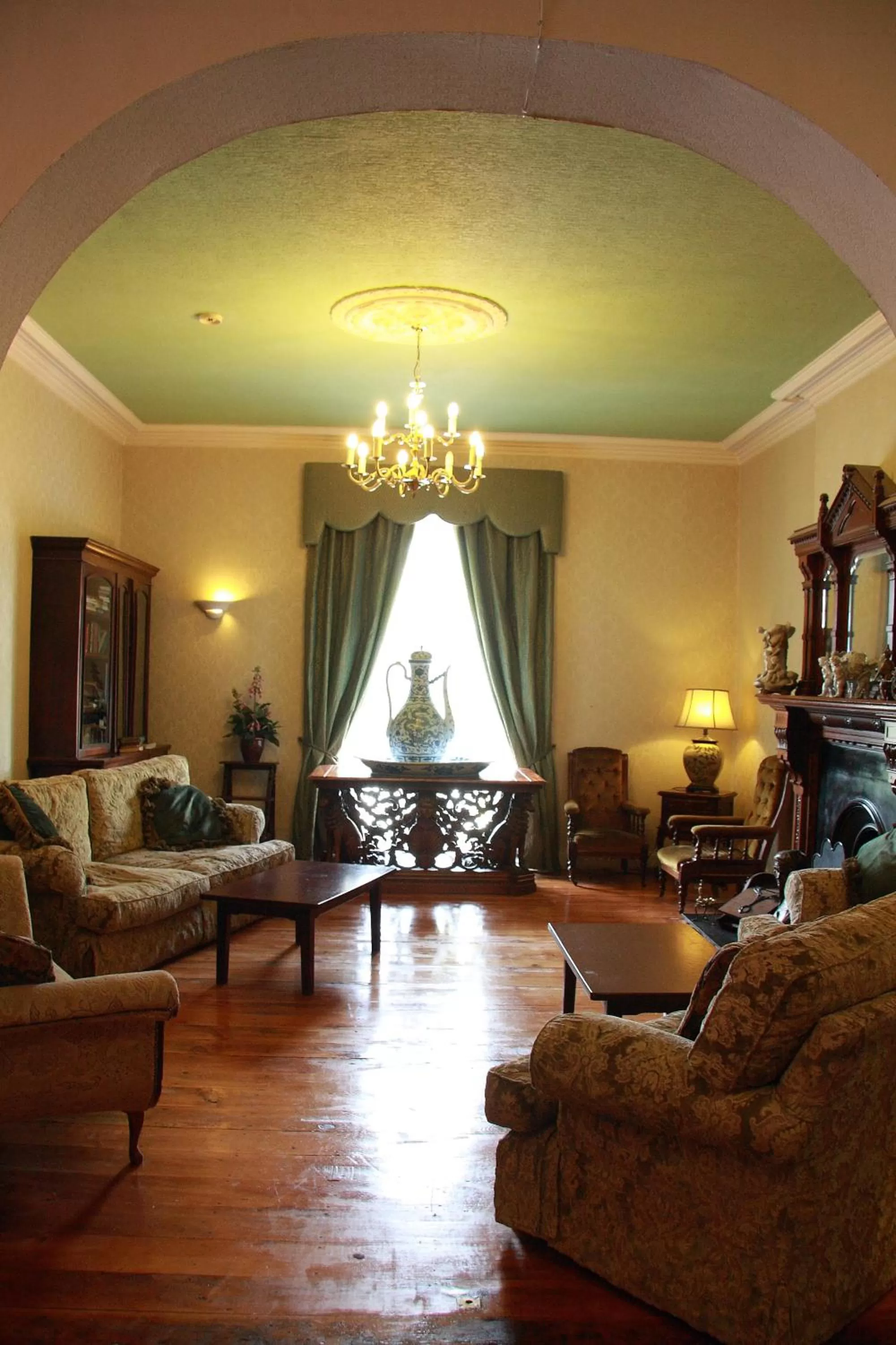 Lounge or bar in Drummond Hotel