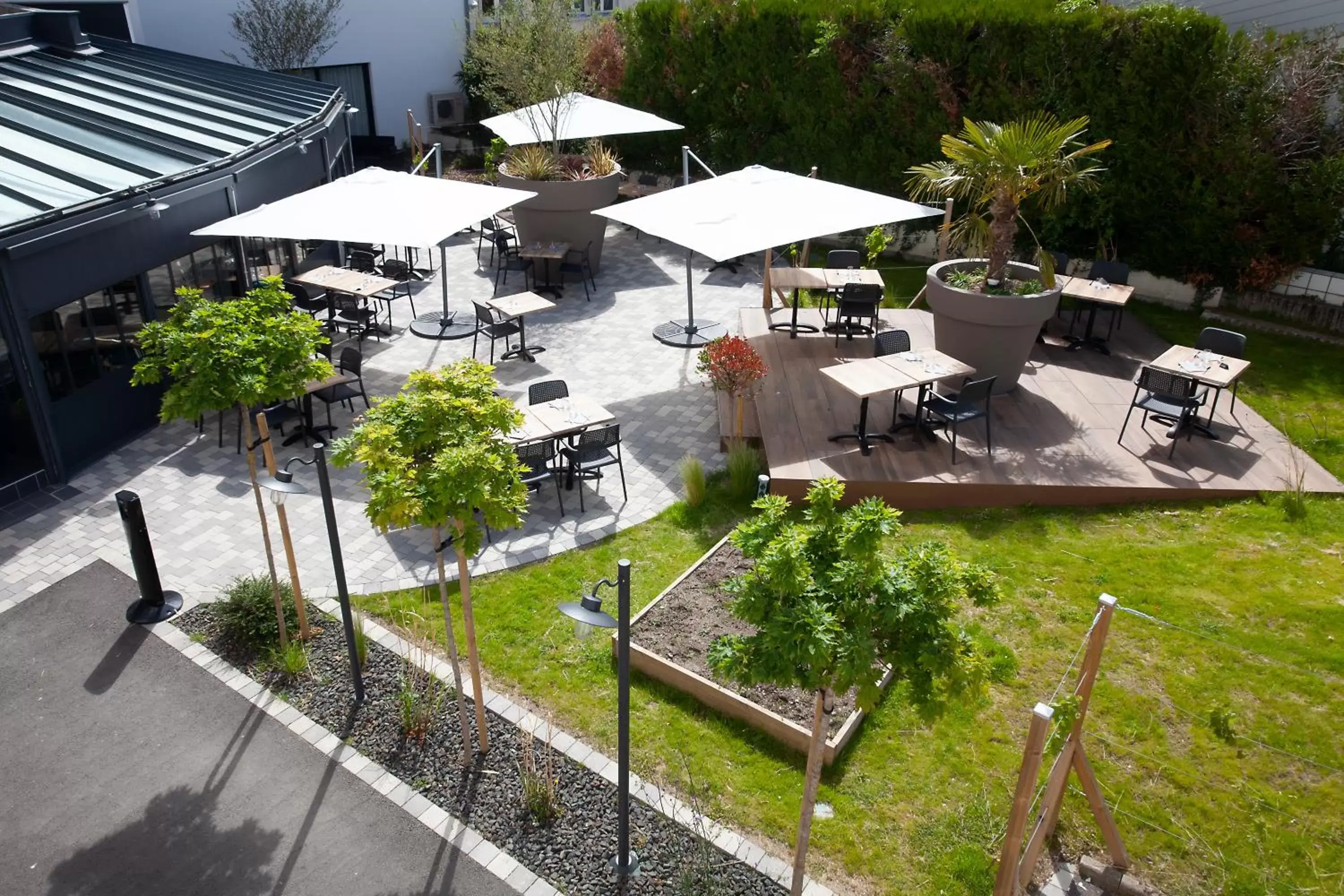 Patio in Comfort Hotel Clermont Saint Jacques