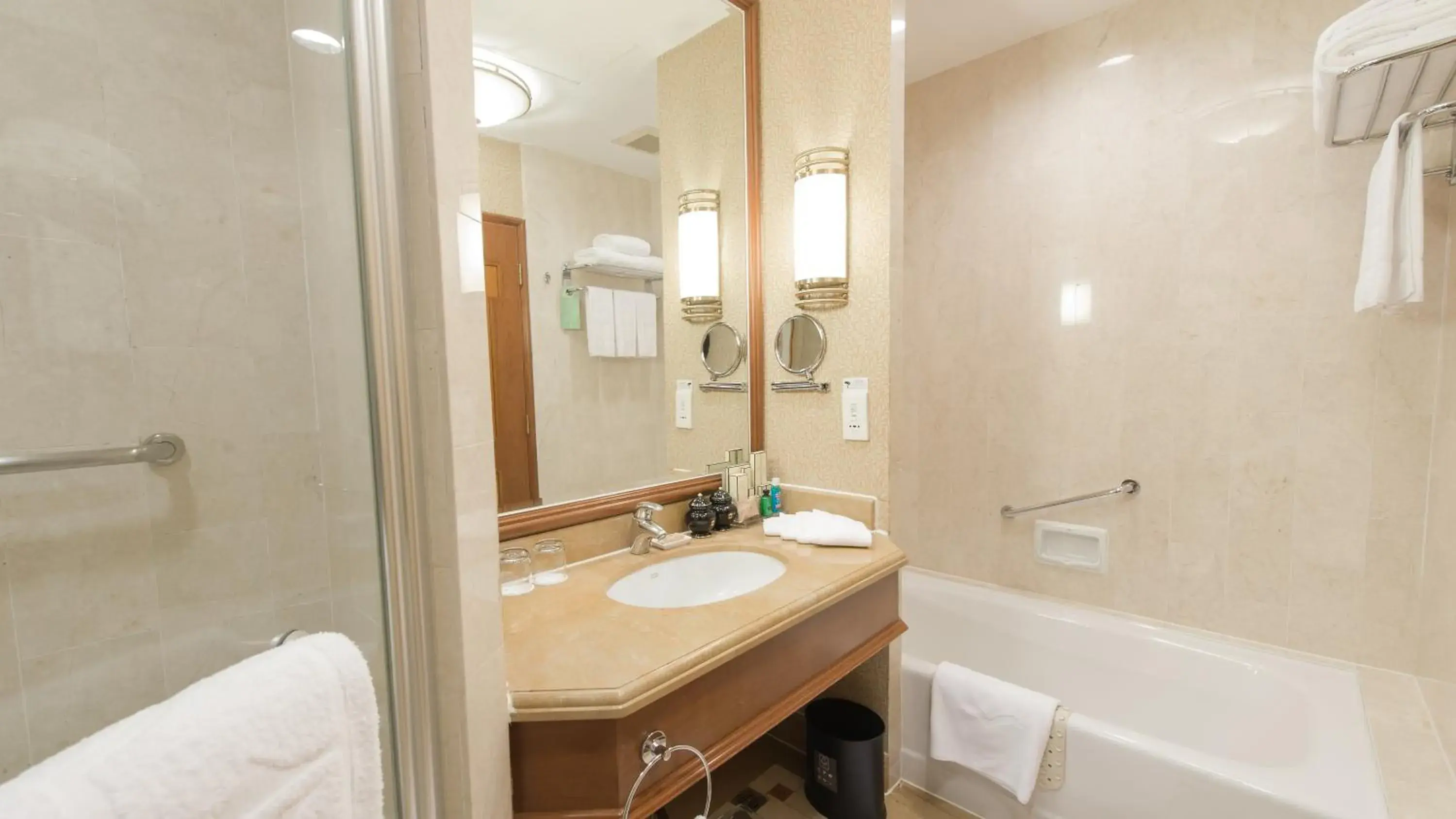 Bathroom in Shangri-La Hotel, Hangzhou