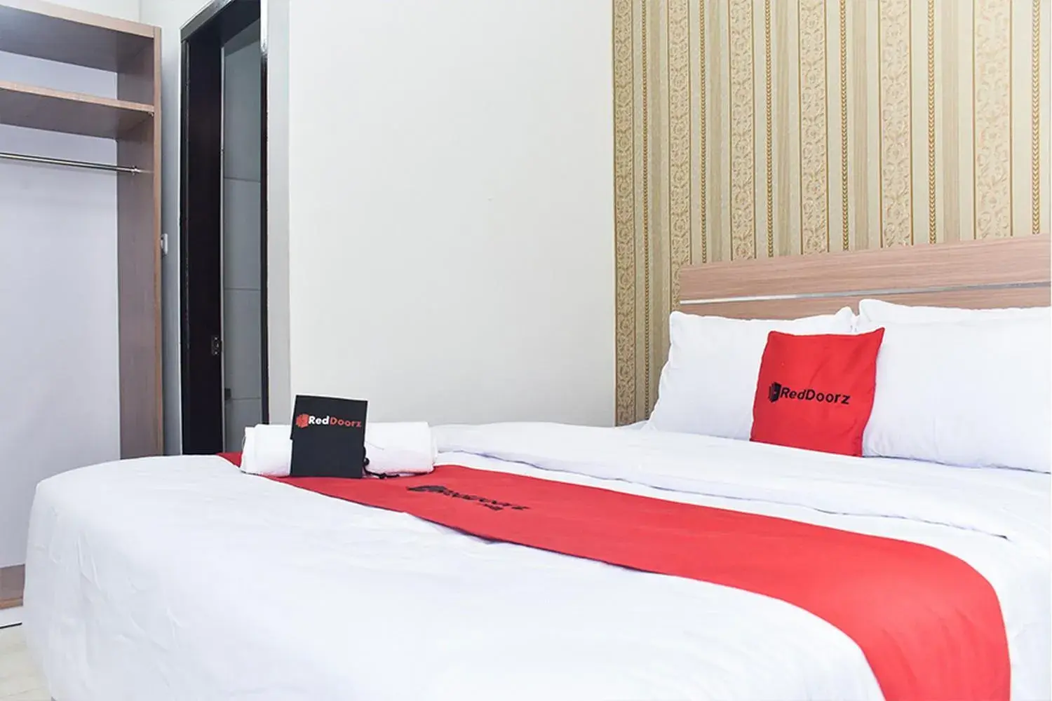 Bedroom, Bed in RedDoorz Plus near Malang Town Square