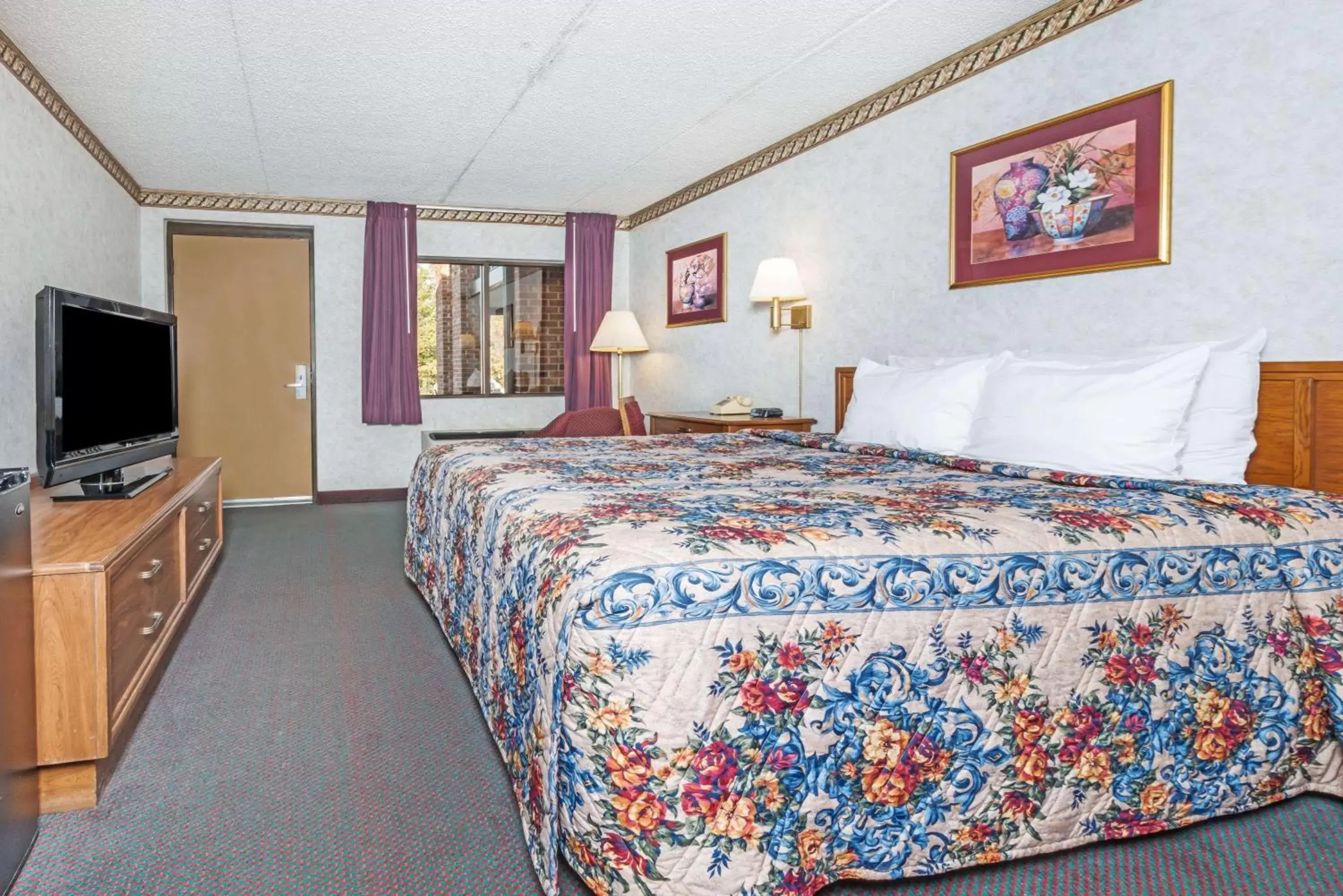 Photo of the whole room, Bed in Days Inn by Wyndham New Market