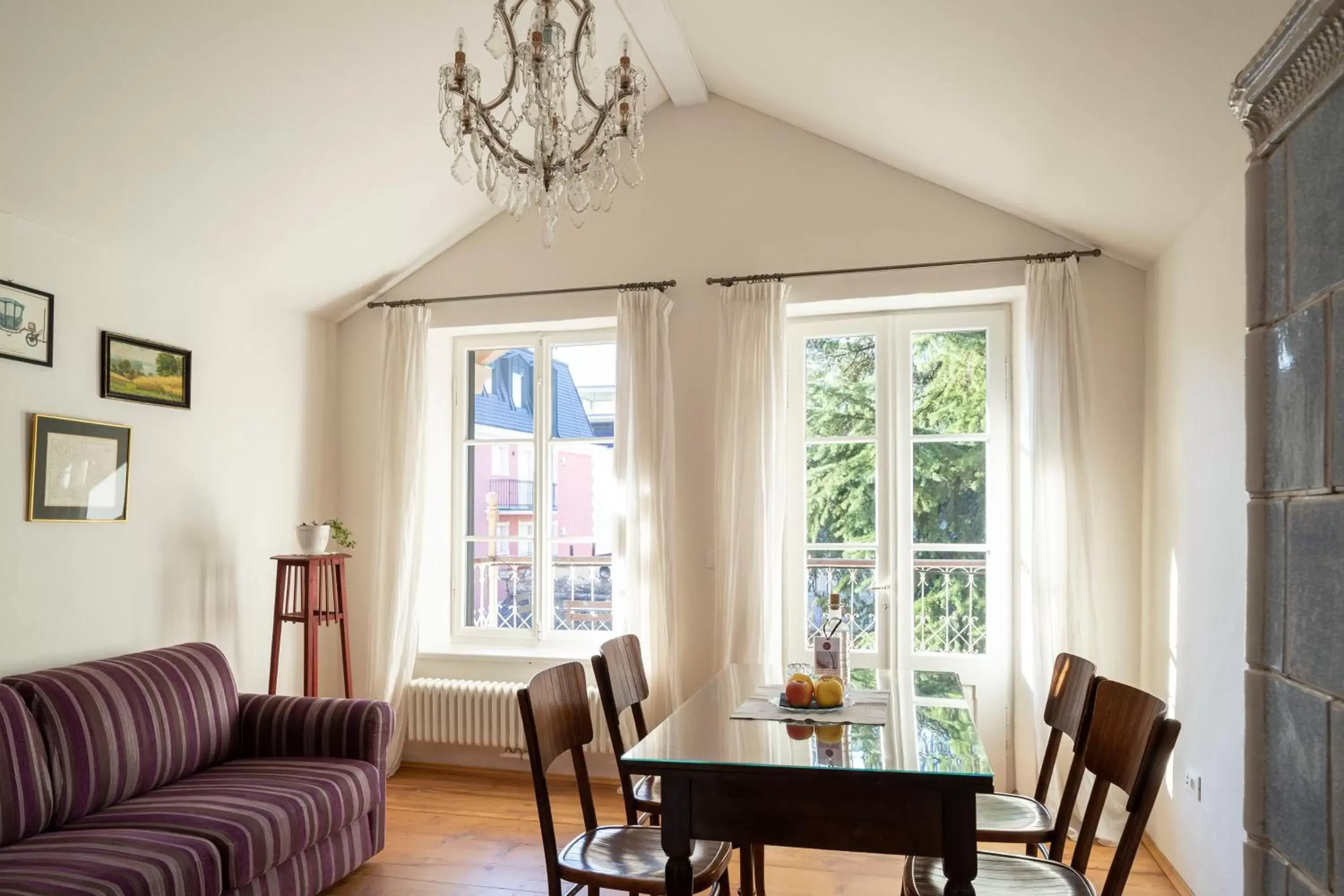 Photo of the whole room, Seating Area in Villa Bergmann Suites Meran