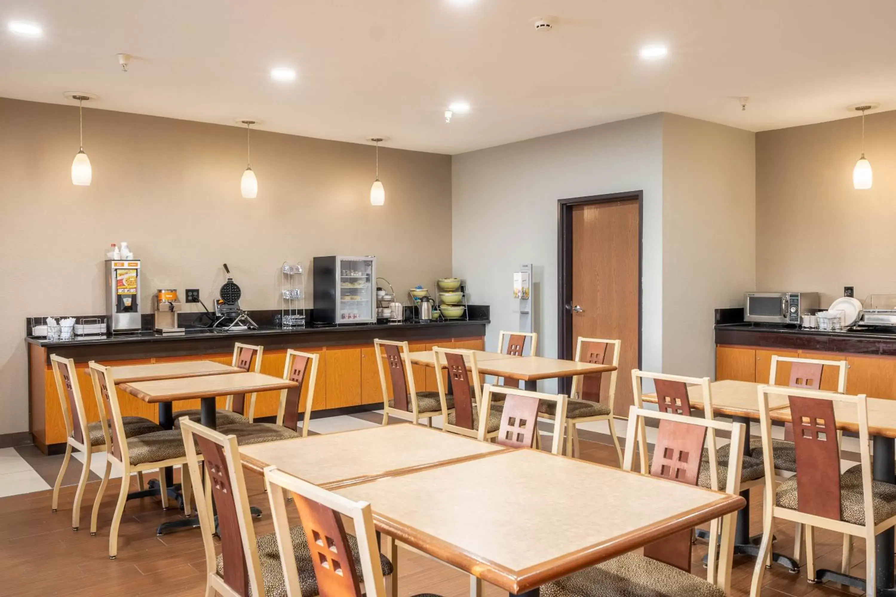 Coffee/tea facilities, Restaurant/Places to Eat in Quality Suites NE Indianapolis Fishers