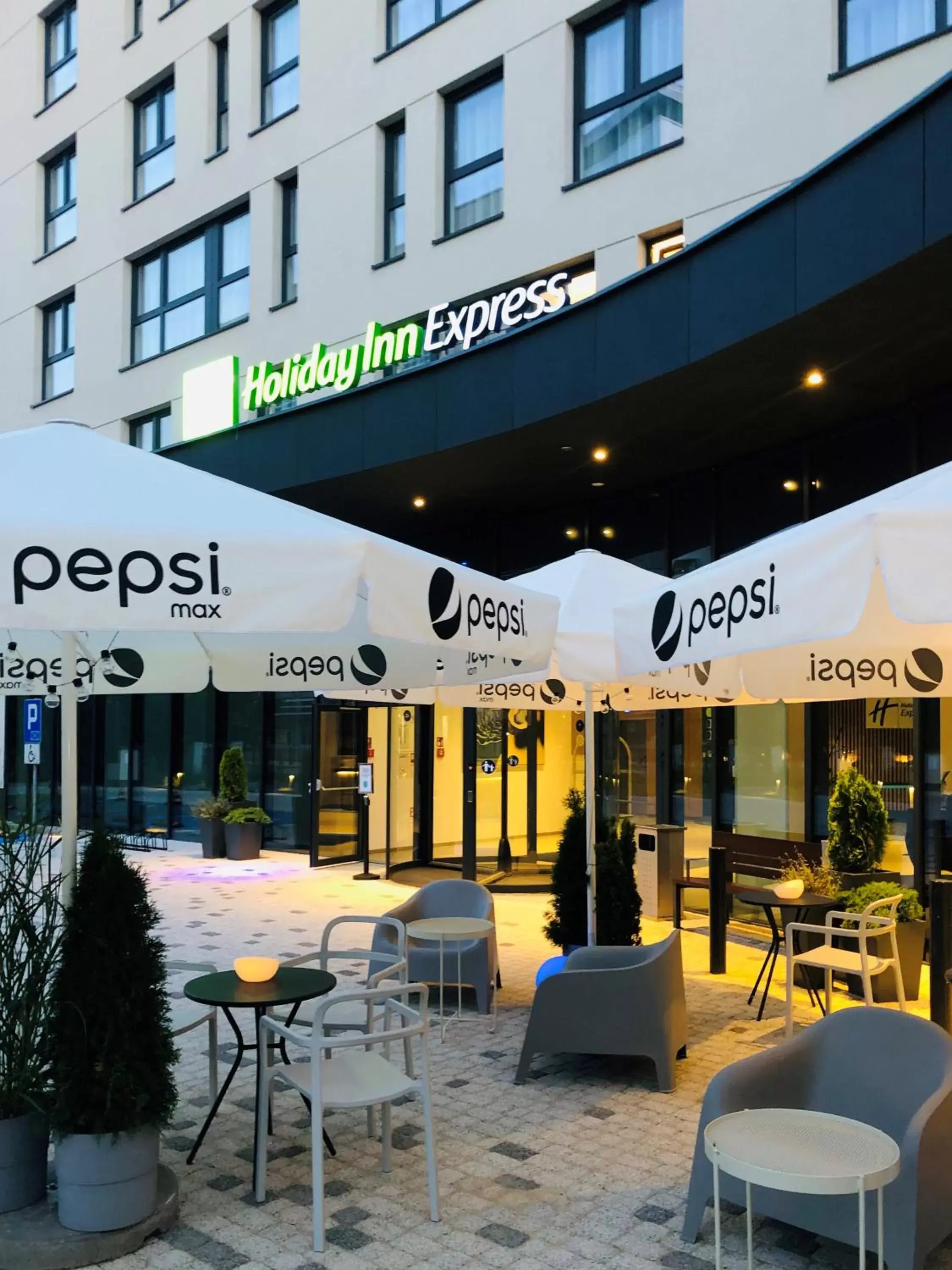 Patio, Restaurant/Places to Eat in Holiday Inn Express Warsaw - Mokotow, an IHG Hotel